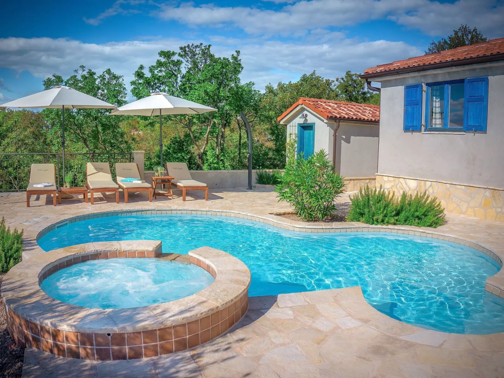 Ferienvilla mit Blick auf das Wasser-Dehors