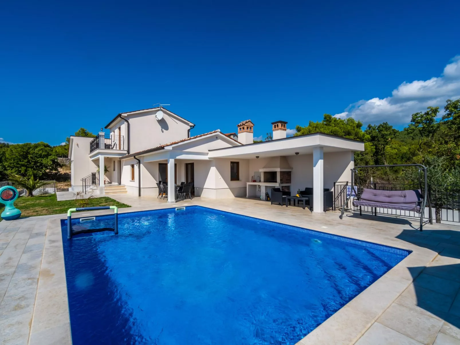 Elegantes Escape mit Pool und Panoramablick-Dehors