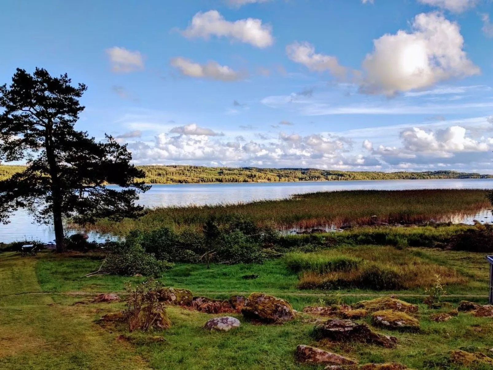 Am See Åsunden mit herrlicher Aussicht-Outside