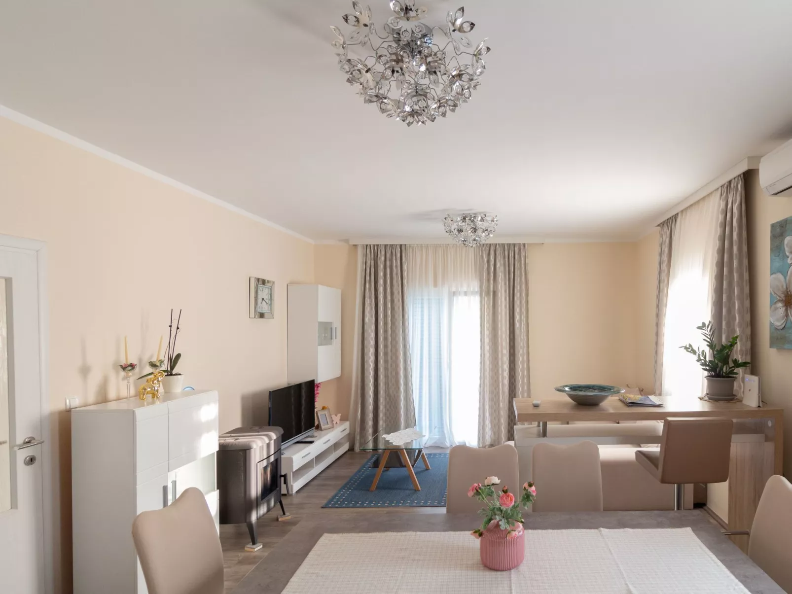 Villa mit Garten, Grill und Terrasse-Drinnen