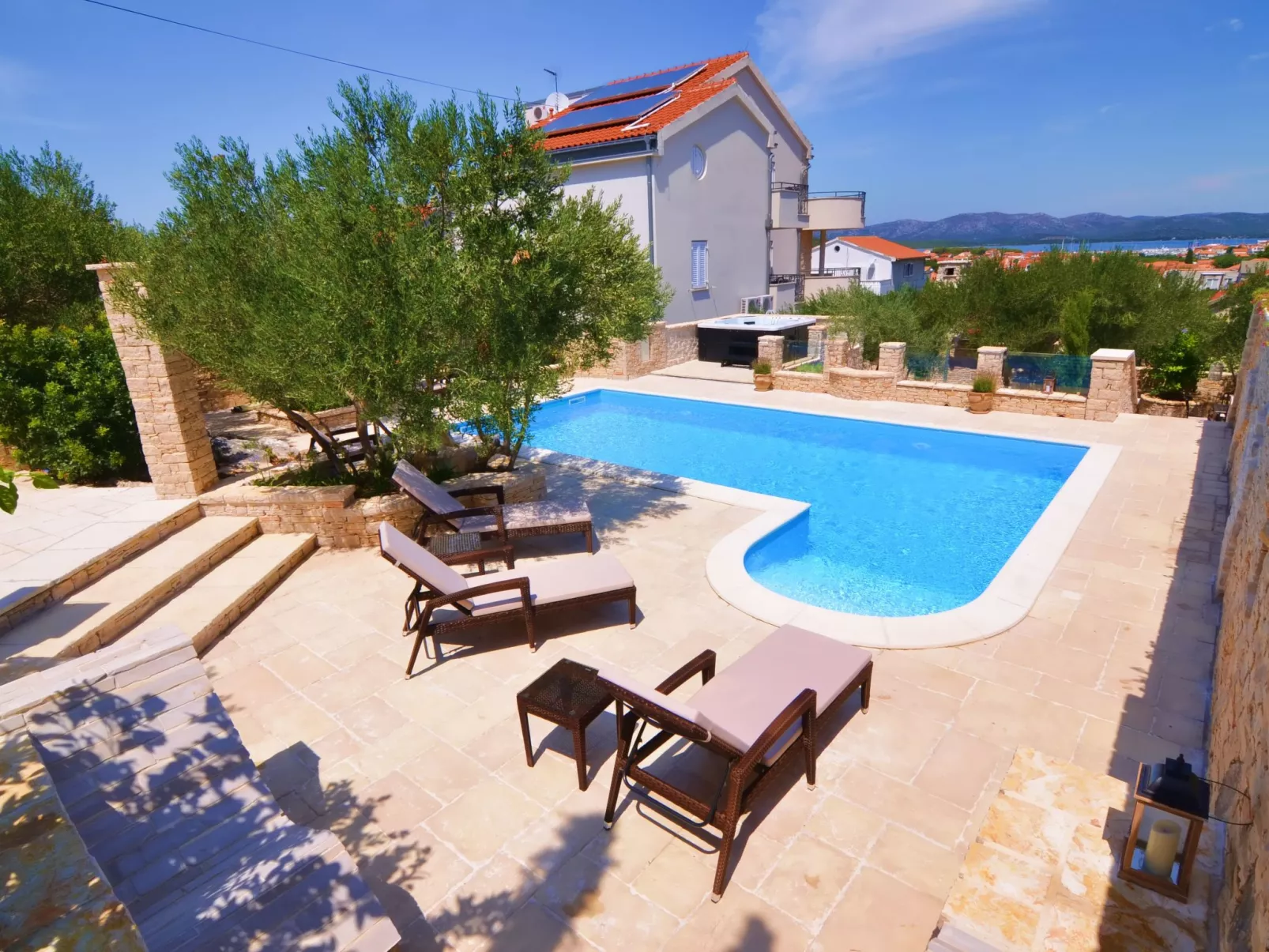 Wohnung für 4 Personen mit Pool und Jacuzzi-Draußen