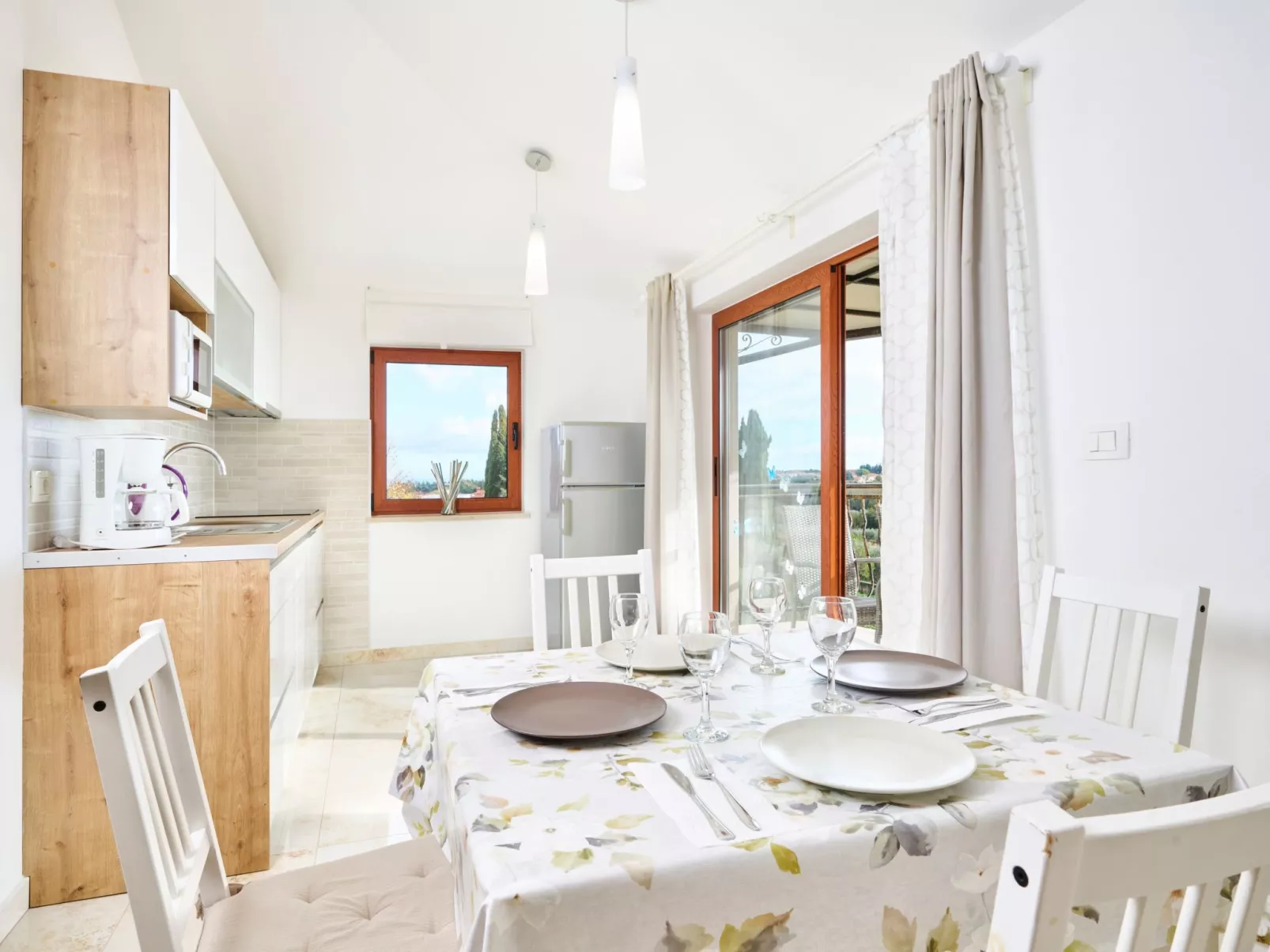 App für bis zu 6 Personen.-Drinnen