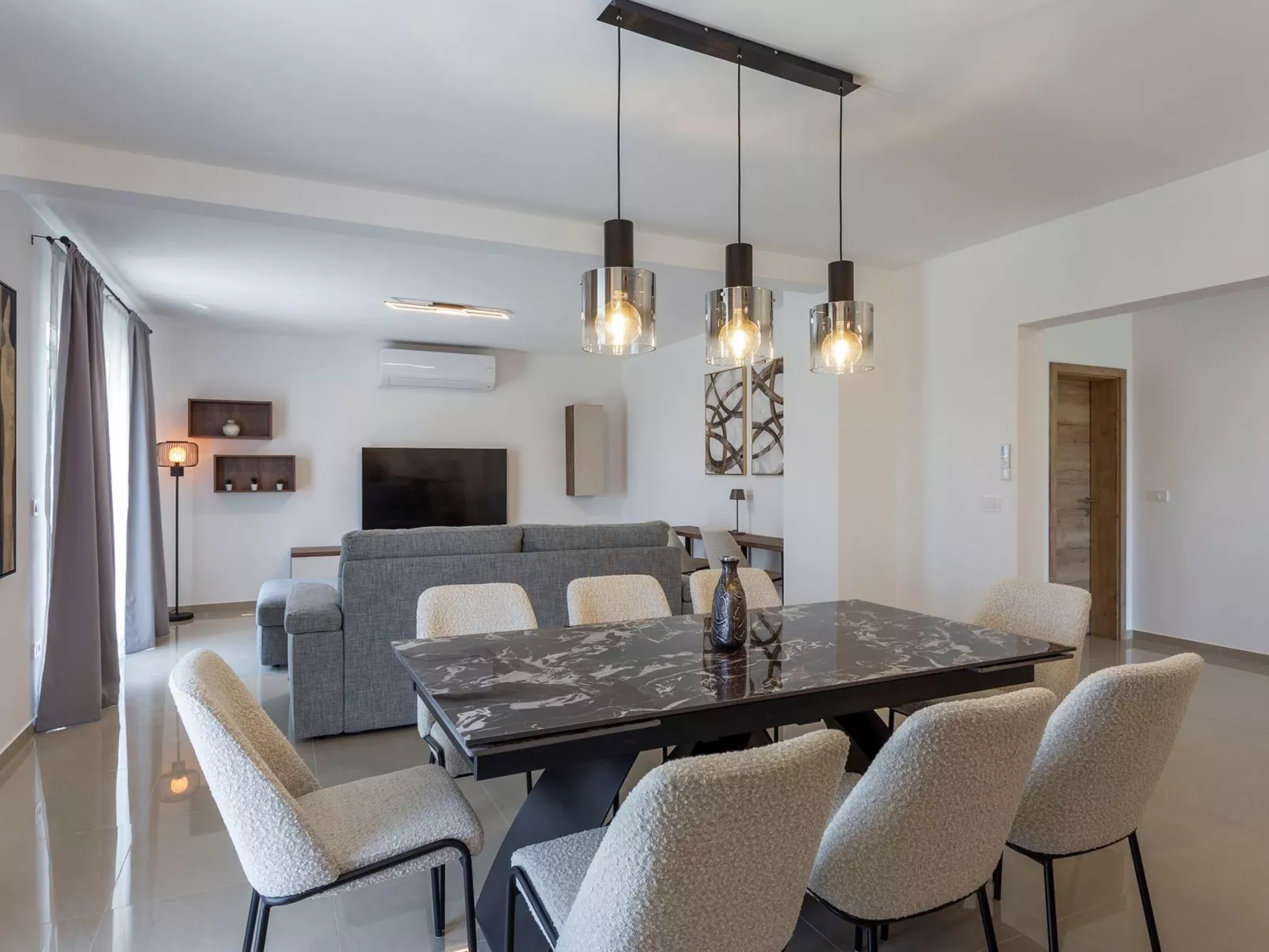 "Luxuriöse App. mit Pool"-Drinnen