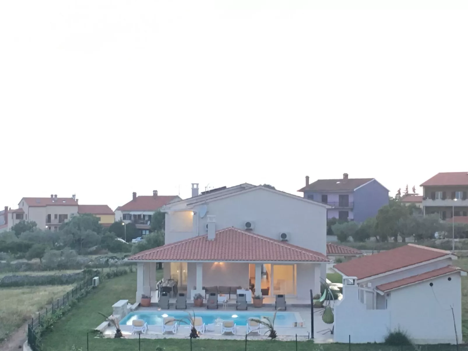 Elegante und komfortable Villa mit Salzwasserpool, Whirlpool und Sauna, umgeben-Outside