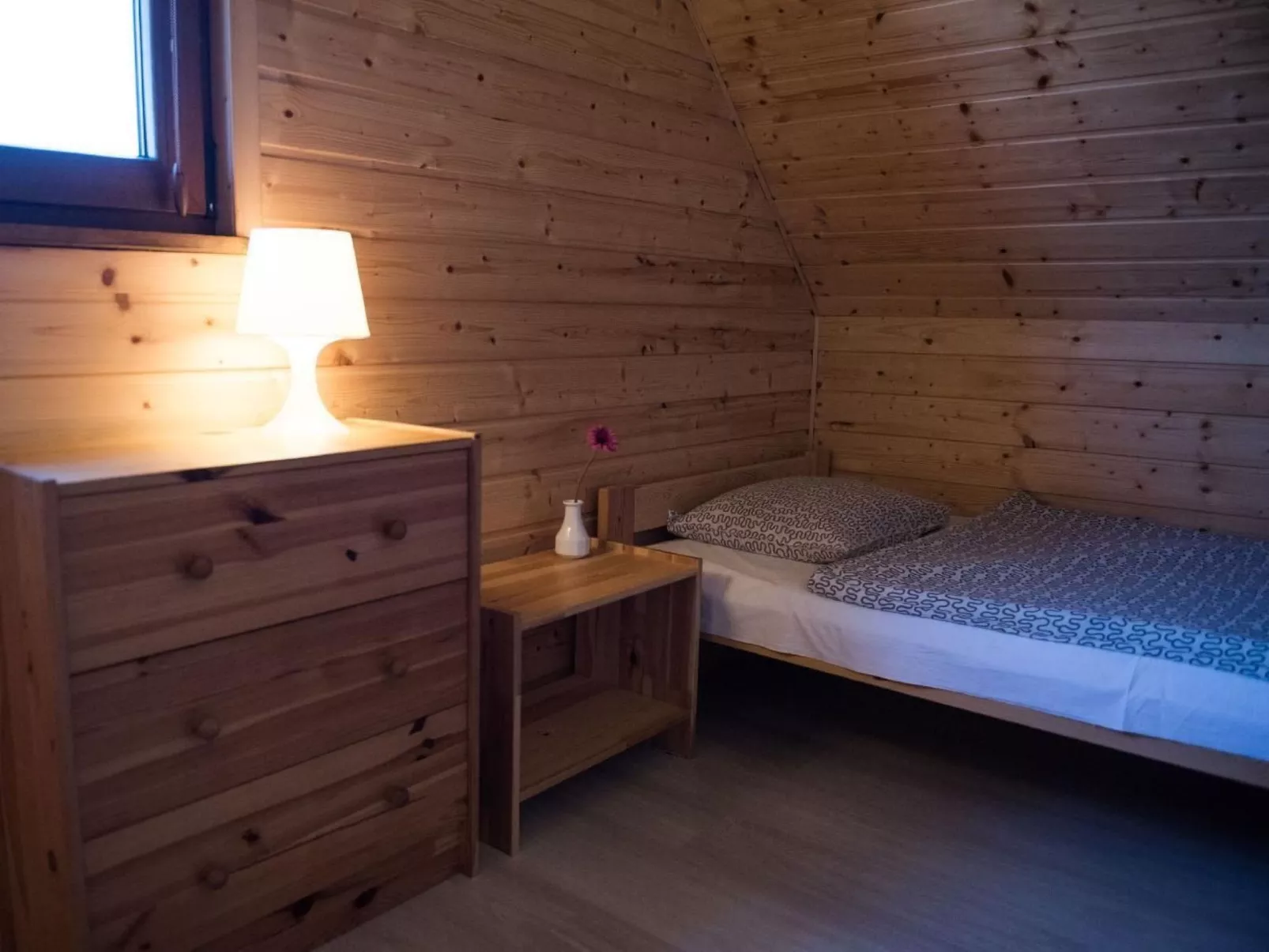 Gartenhaus mit Kamin-Dedans