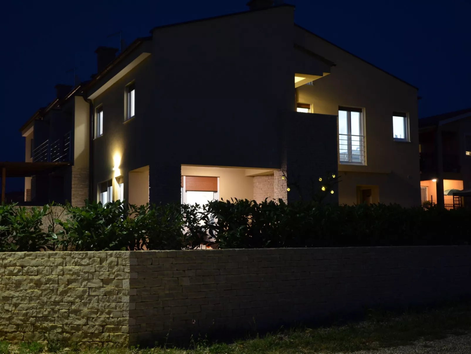 Mit Blick auf das Wasser-Dehors