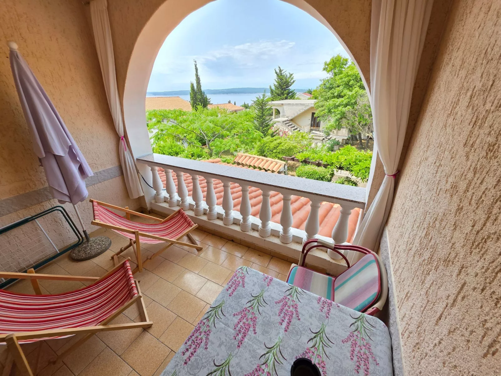 Appartement mit Balkon - gemeinsamer Pool und Terrasse-Drinnen