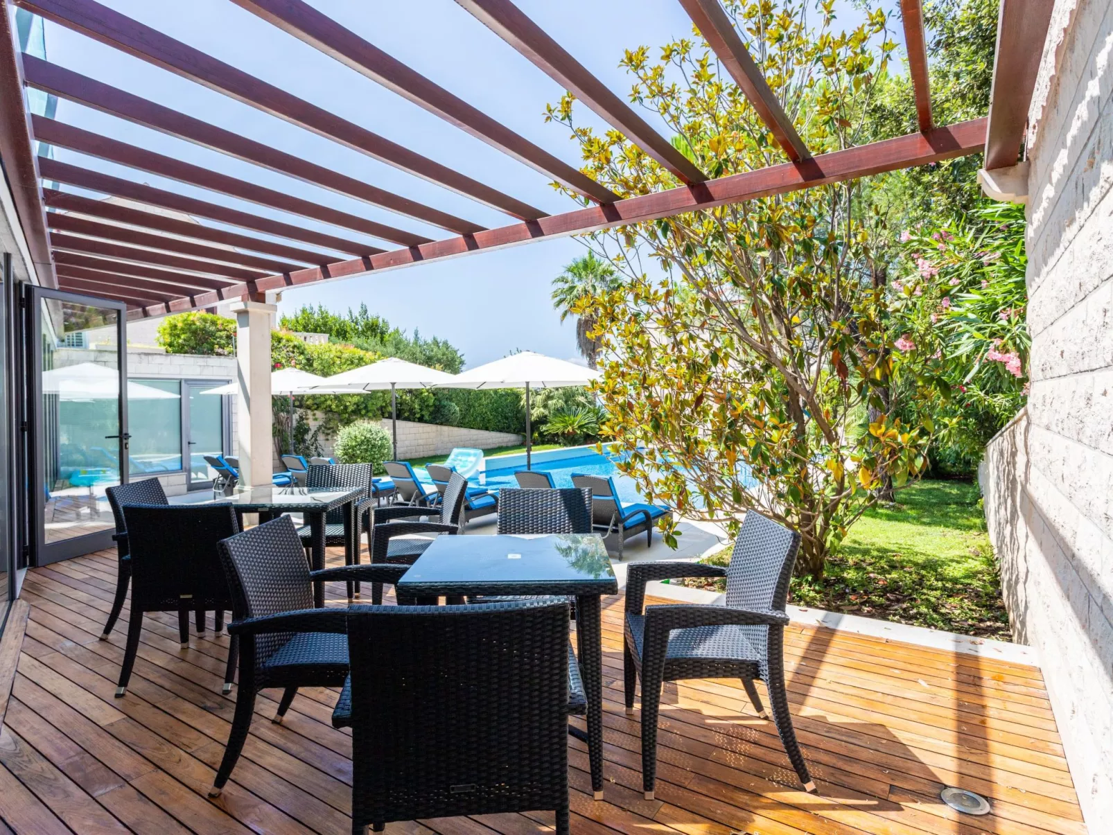 Luxuriöse Ferienwohnung mit Poolblick-Outside