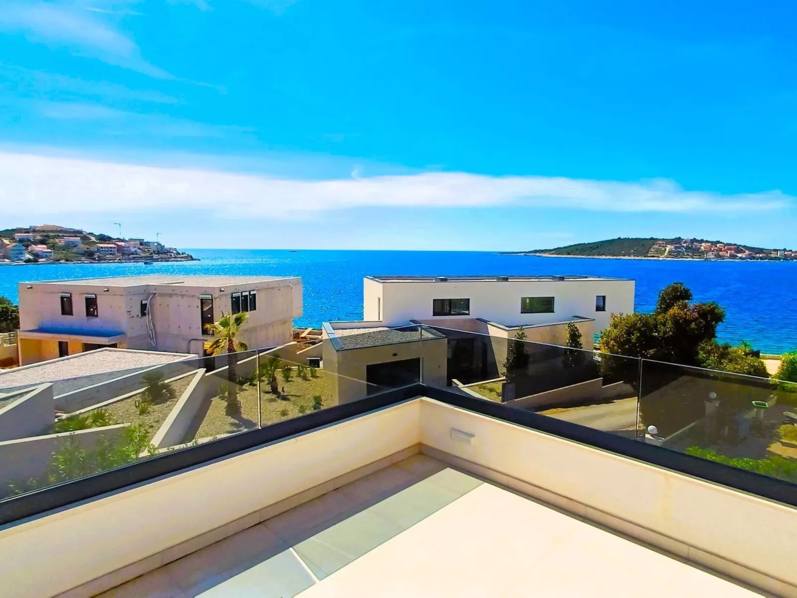 Luxuriöse Villa Dolce Vita direkt am Meer mit privatem Pool und Parkplatz-Draußen