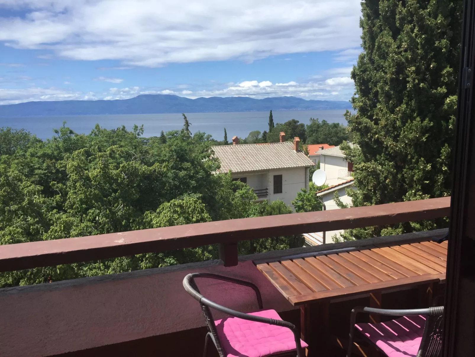 Mit einer überdachten Terrasse-Draußen