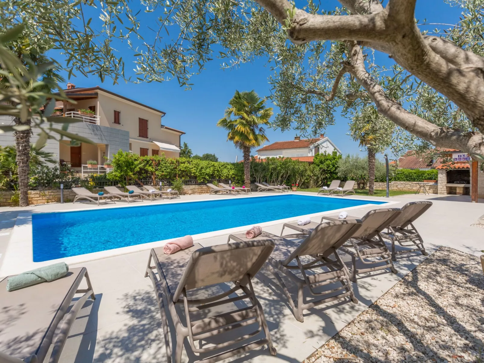 Paradiso 1 mit Pool-Dehors