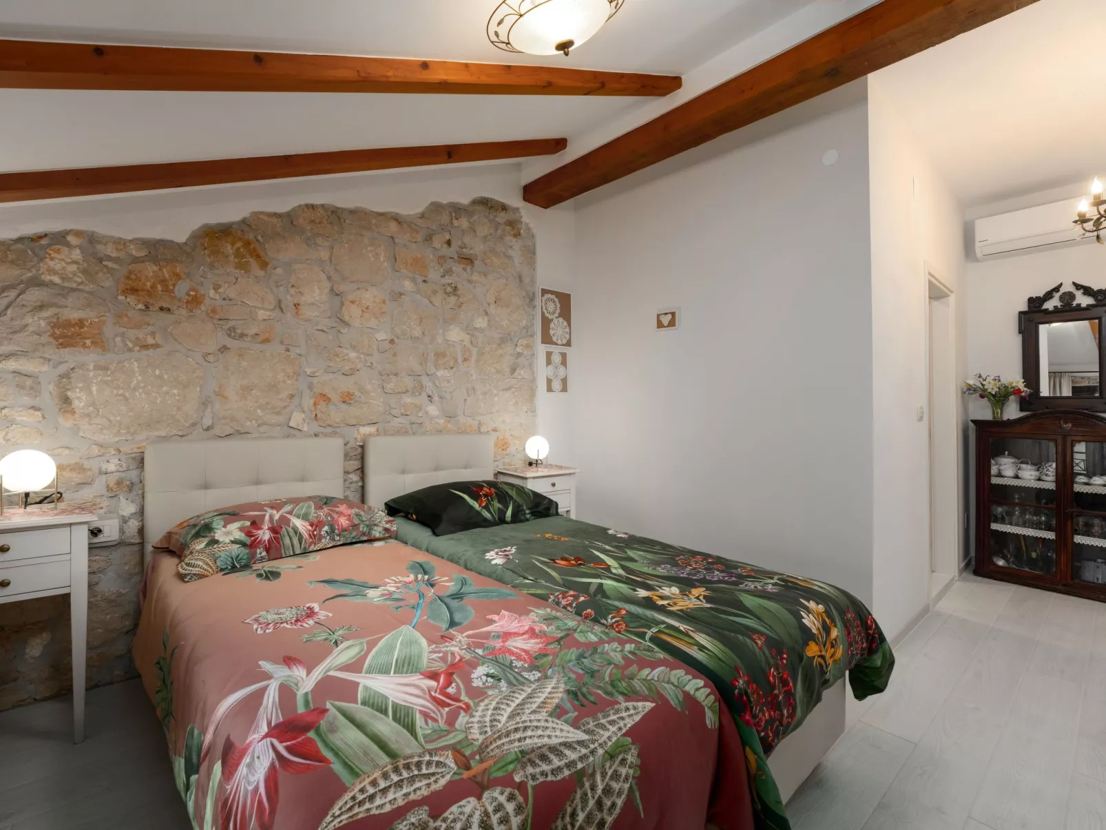 Piazzetta Studio-Dedans