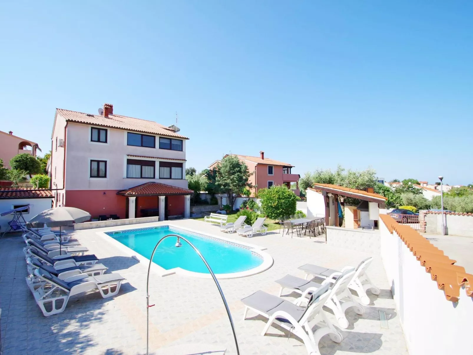 In Banjole mit Gemeinschaftspool-Outside