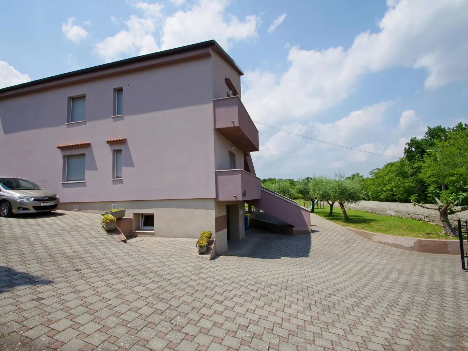 Wohnung in Rakalj mit privatem Parkplatz-Draußen