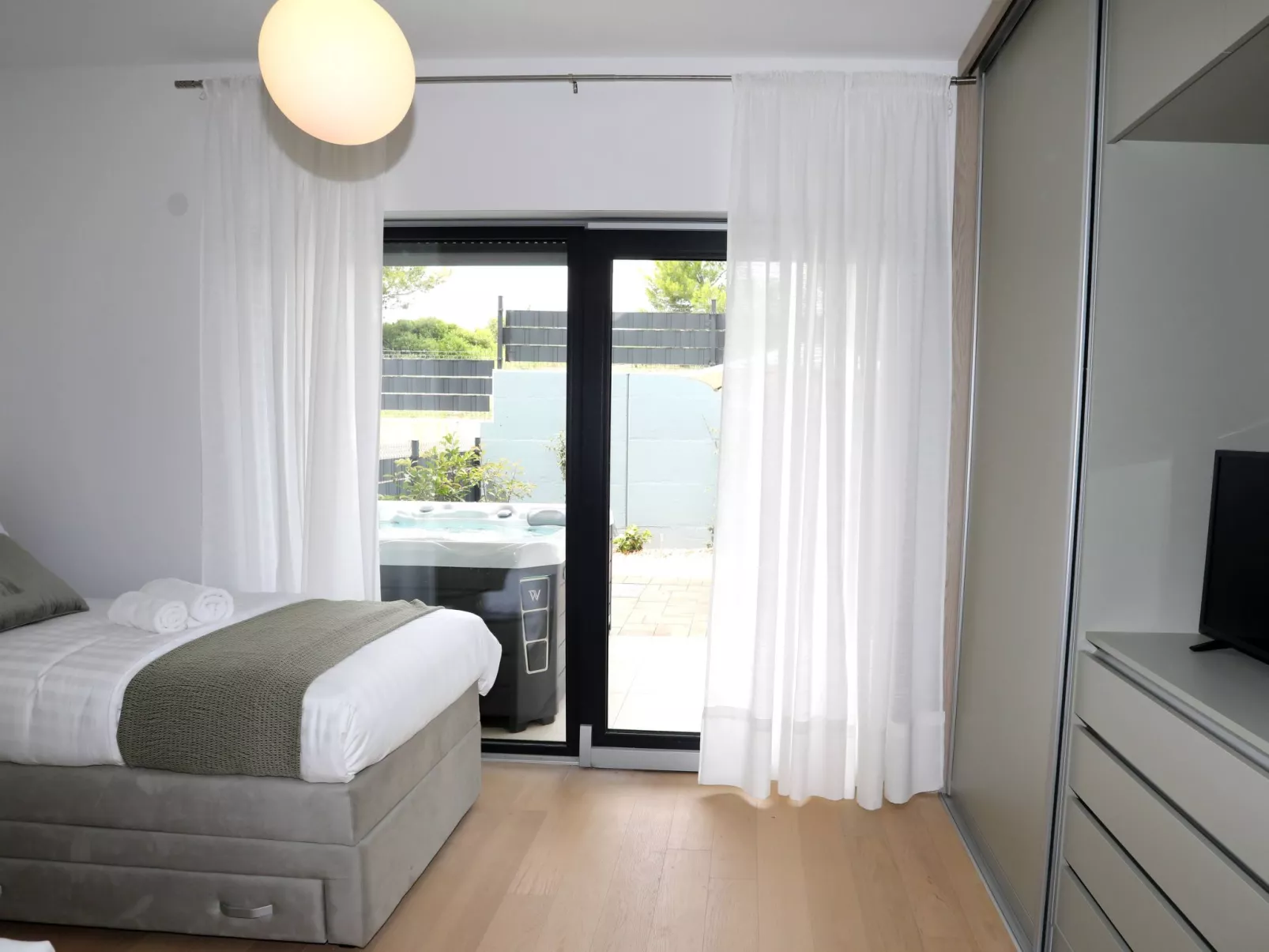 Luxus-Appartement mit Jacuzzi, Parkplatz und Garten-Inside