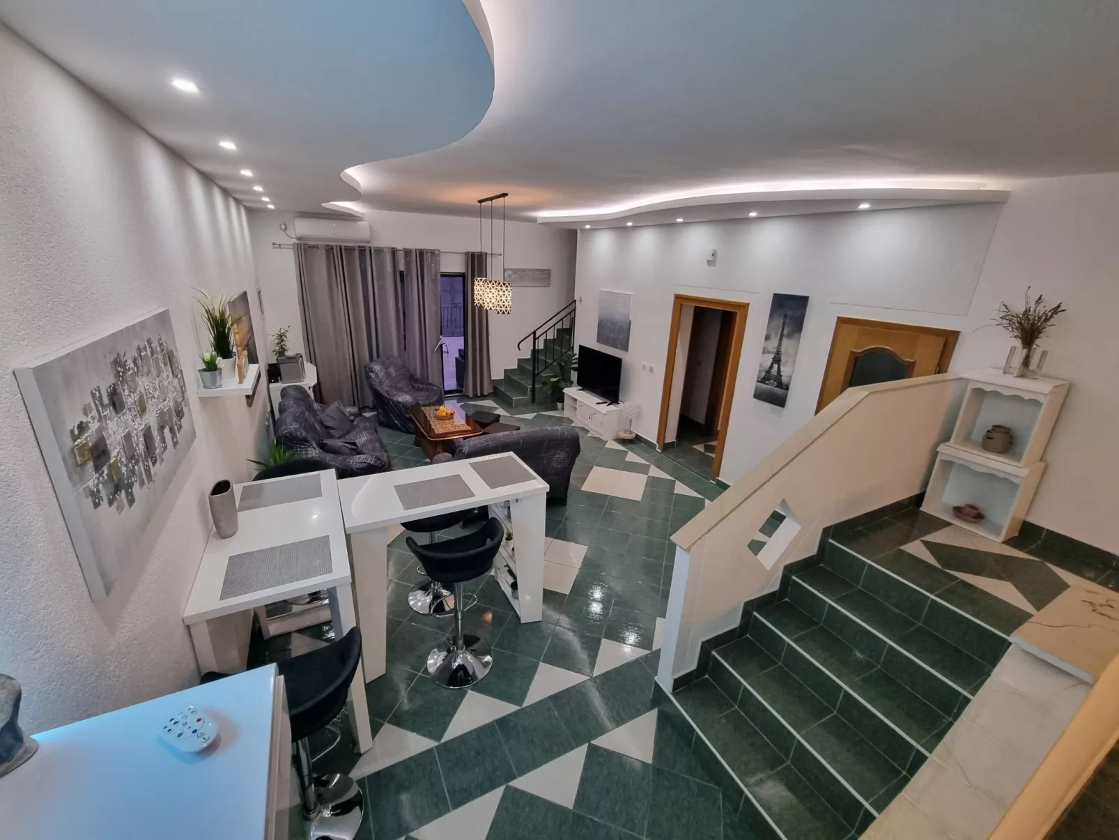 Mit privatem Pool und Sauna-Dedans