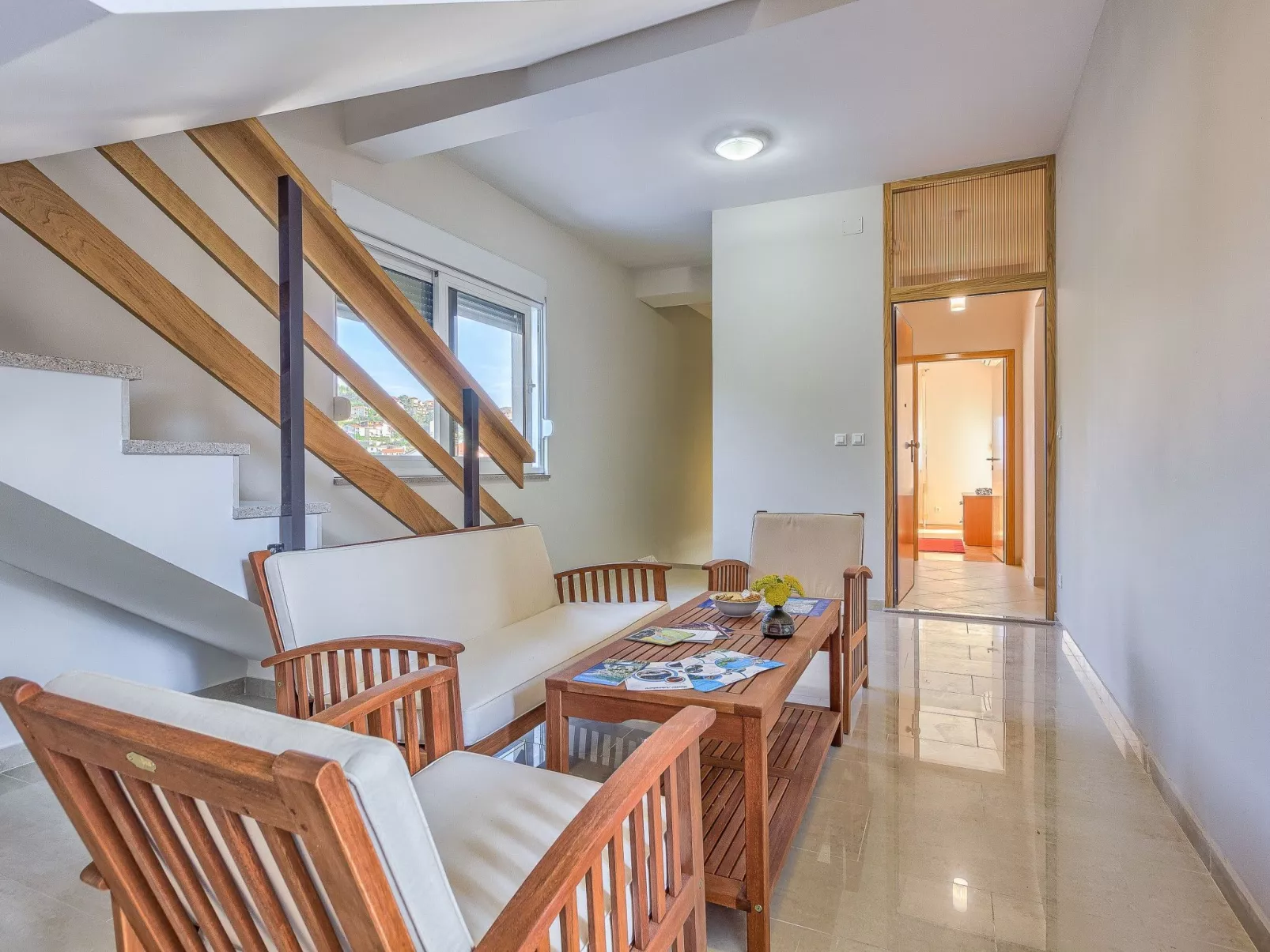 "Villa Rock" mit Blick auf das Wasser-Drinnen