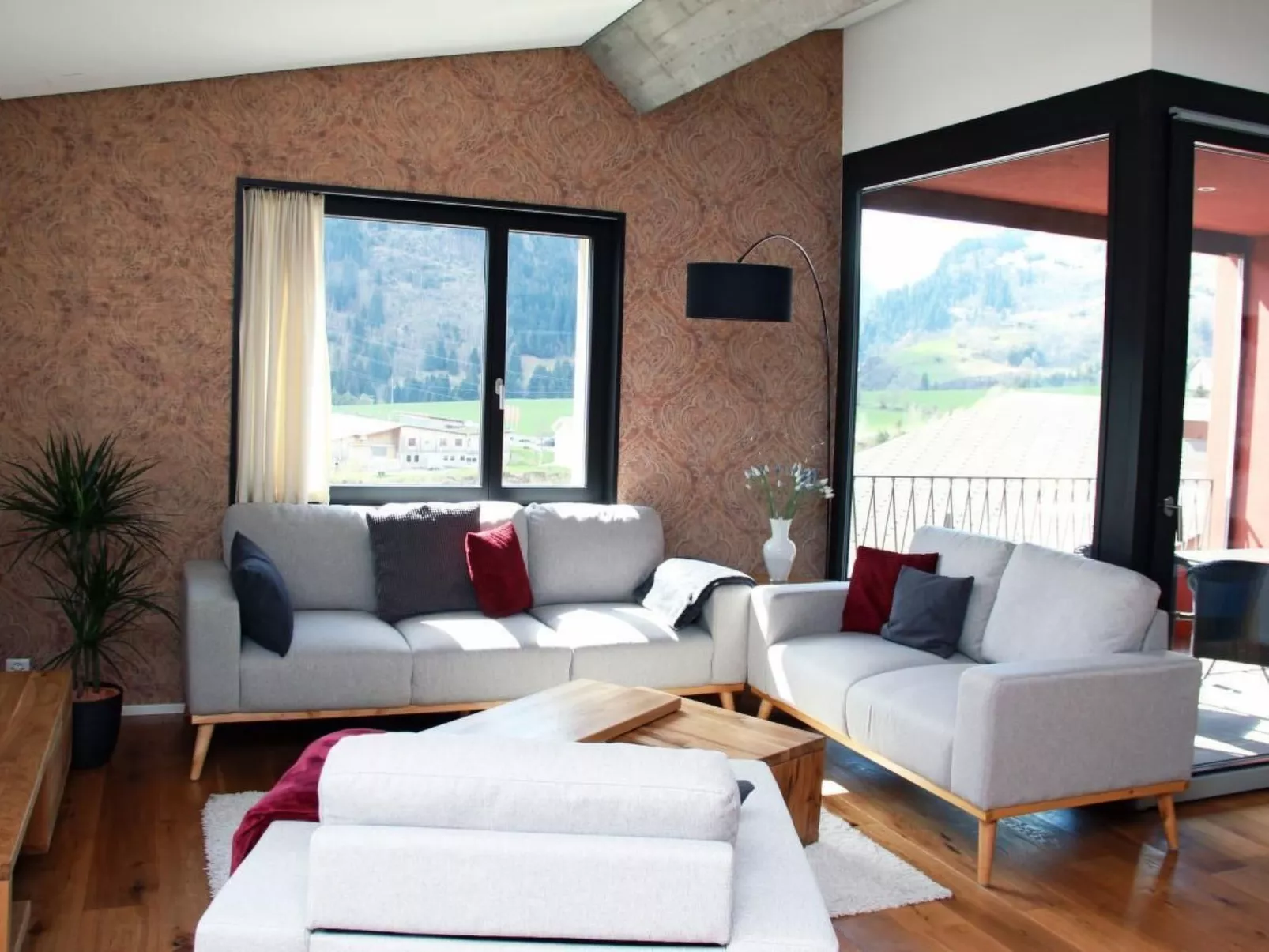 Moderne, komfortable Dachwohnung mit Bergsicht-Image-tags.info