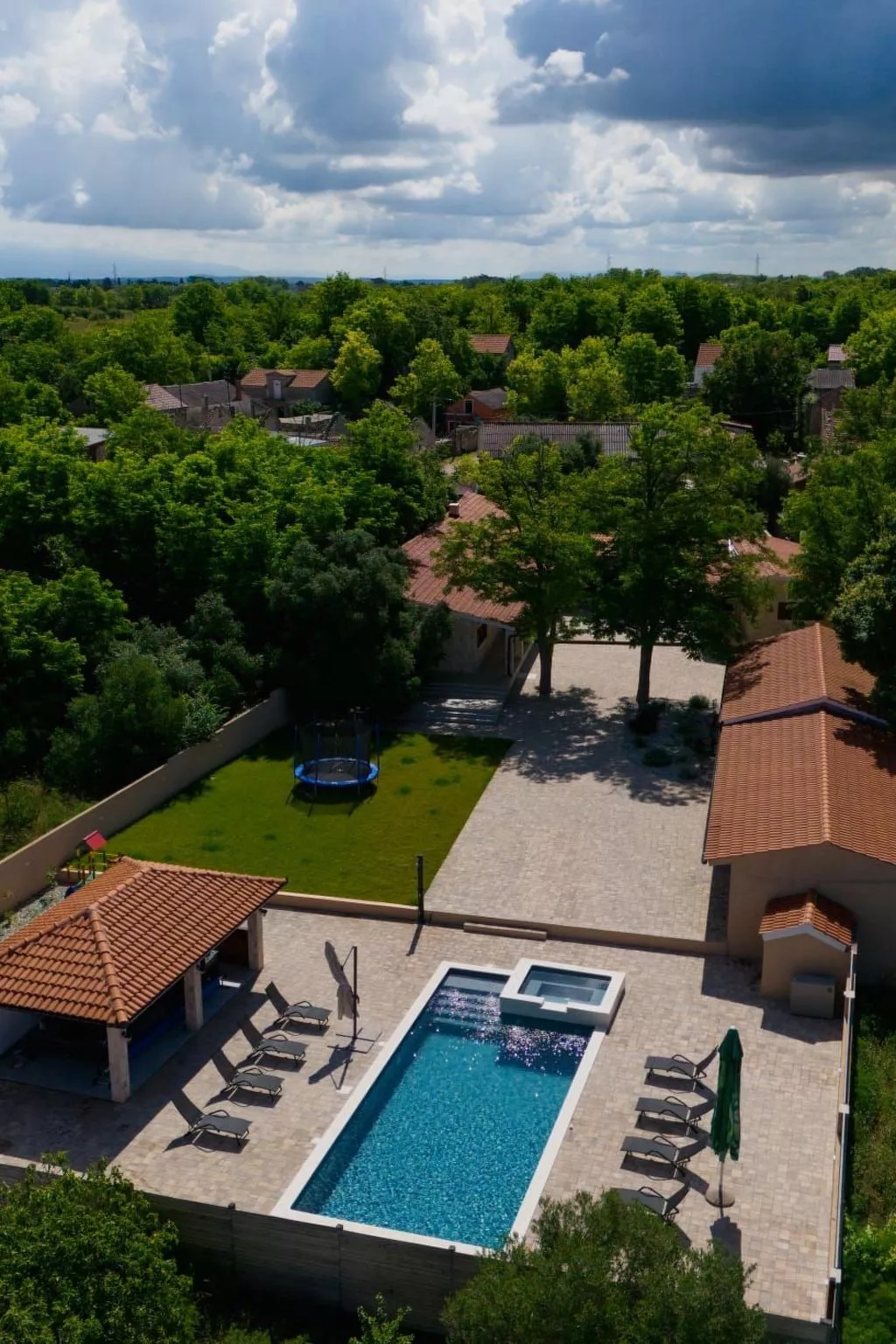 Wunderschöne Villa mit privatem Fitnessstudio und Pool - TA Leut-Image-tags.info