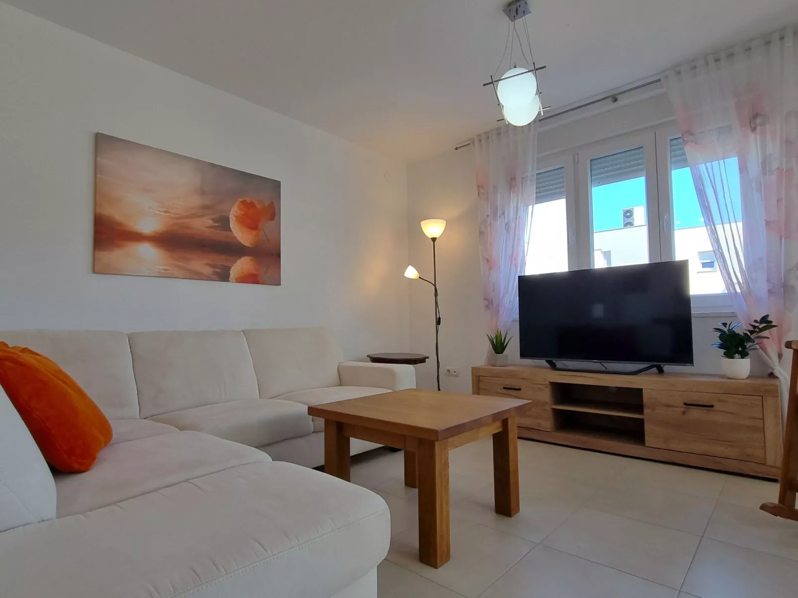 Erdgeschoss-Ferienwohnung mit Garten und Pool-Inside