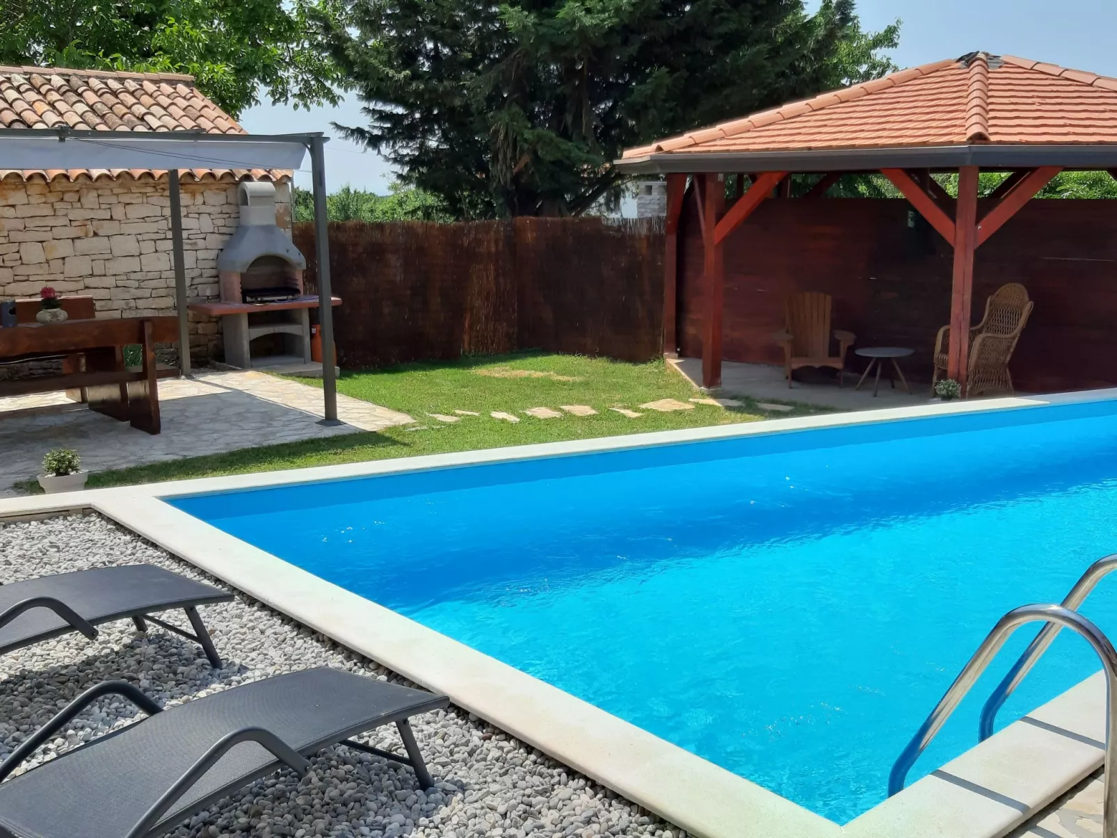 Chiara in Rogivici-Outside