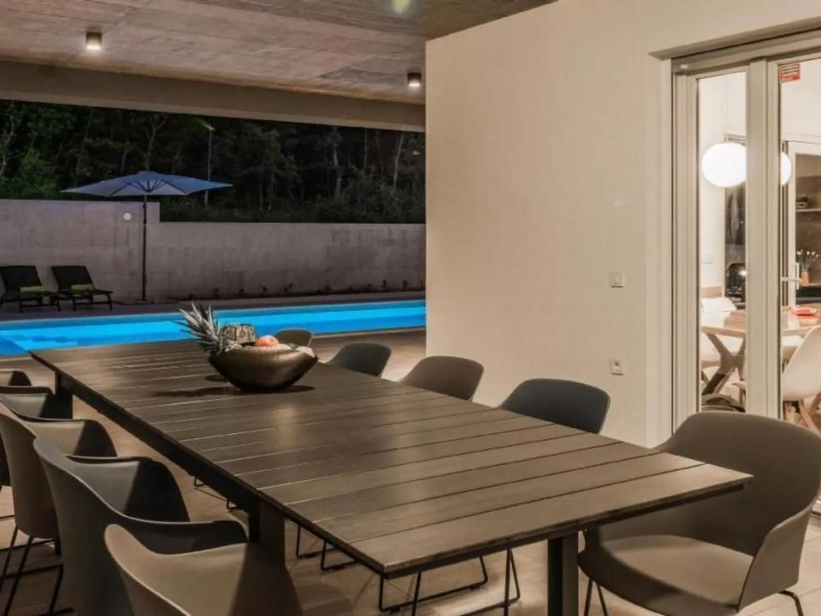 Villa Sanivaro mit beheiztem Pool und Whirlpool-Outside