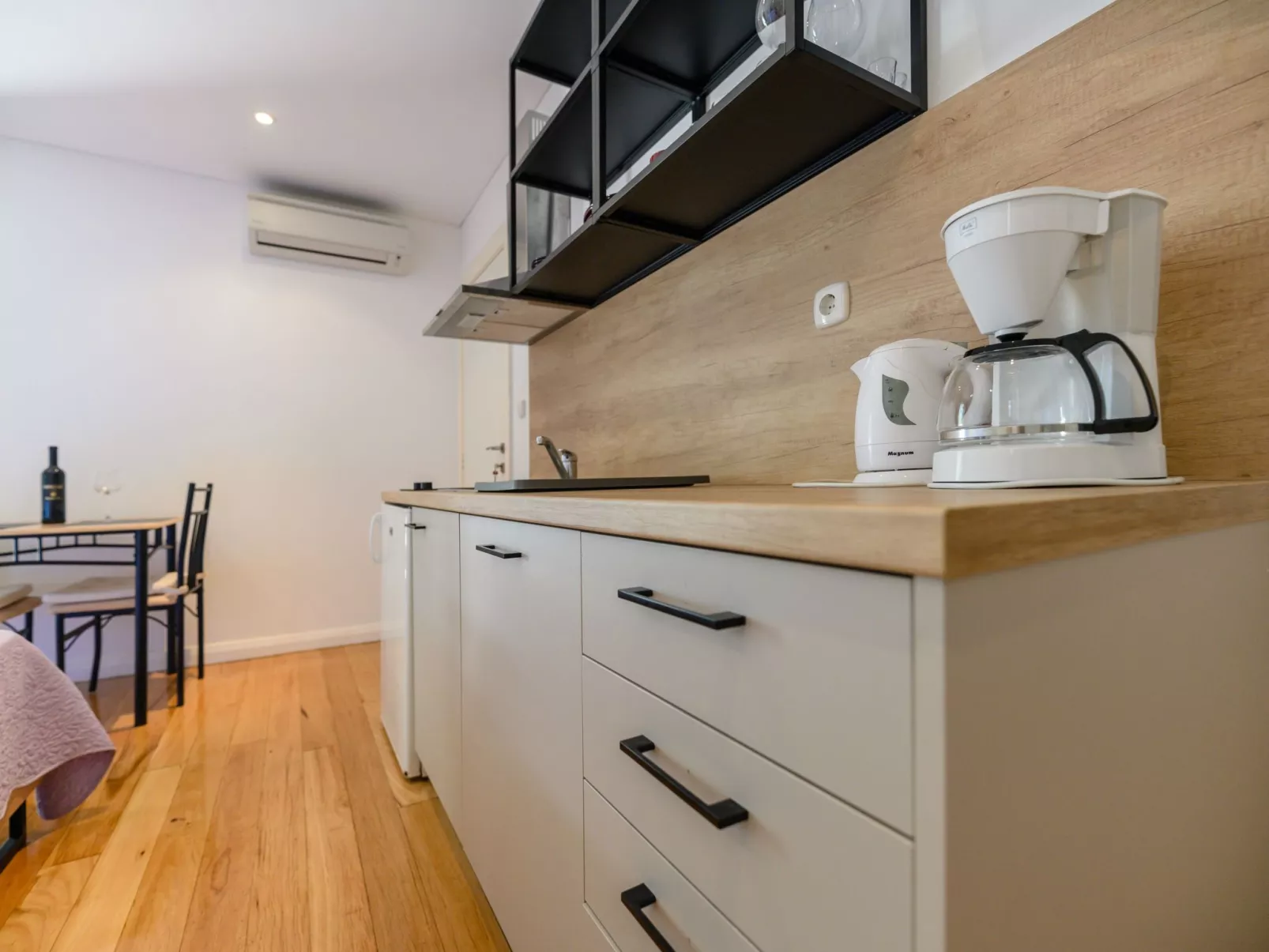 Studio-Apartment "Nives" mit Blick auf das Wasser-Dedans