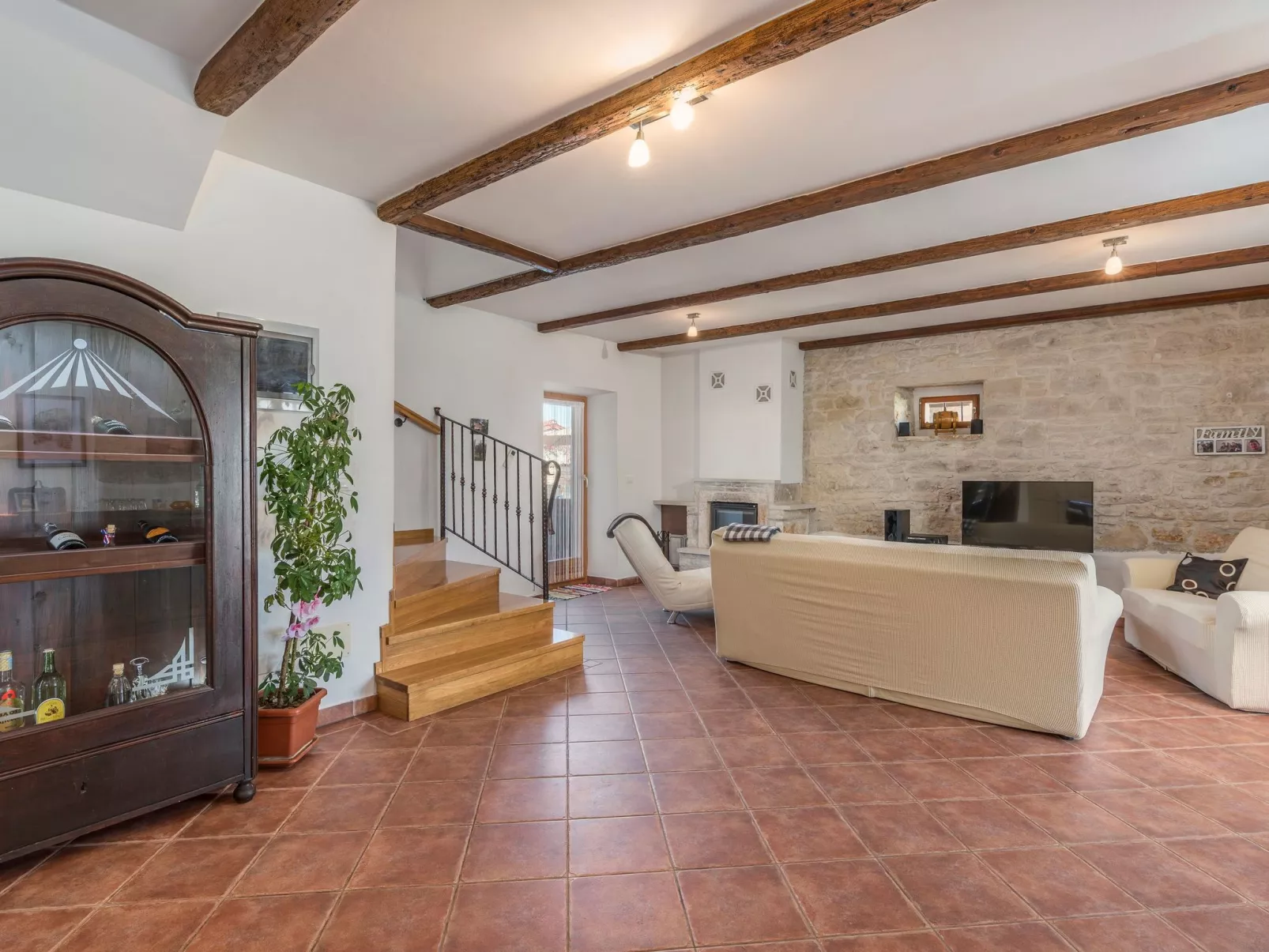 Gemütliches Ferienhaus in Peresiji mit Grill und Terrasse-Dedans