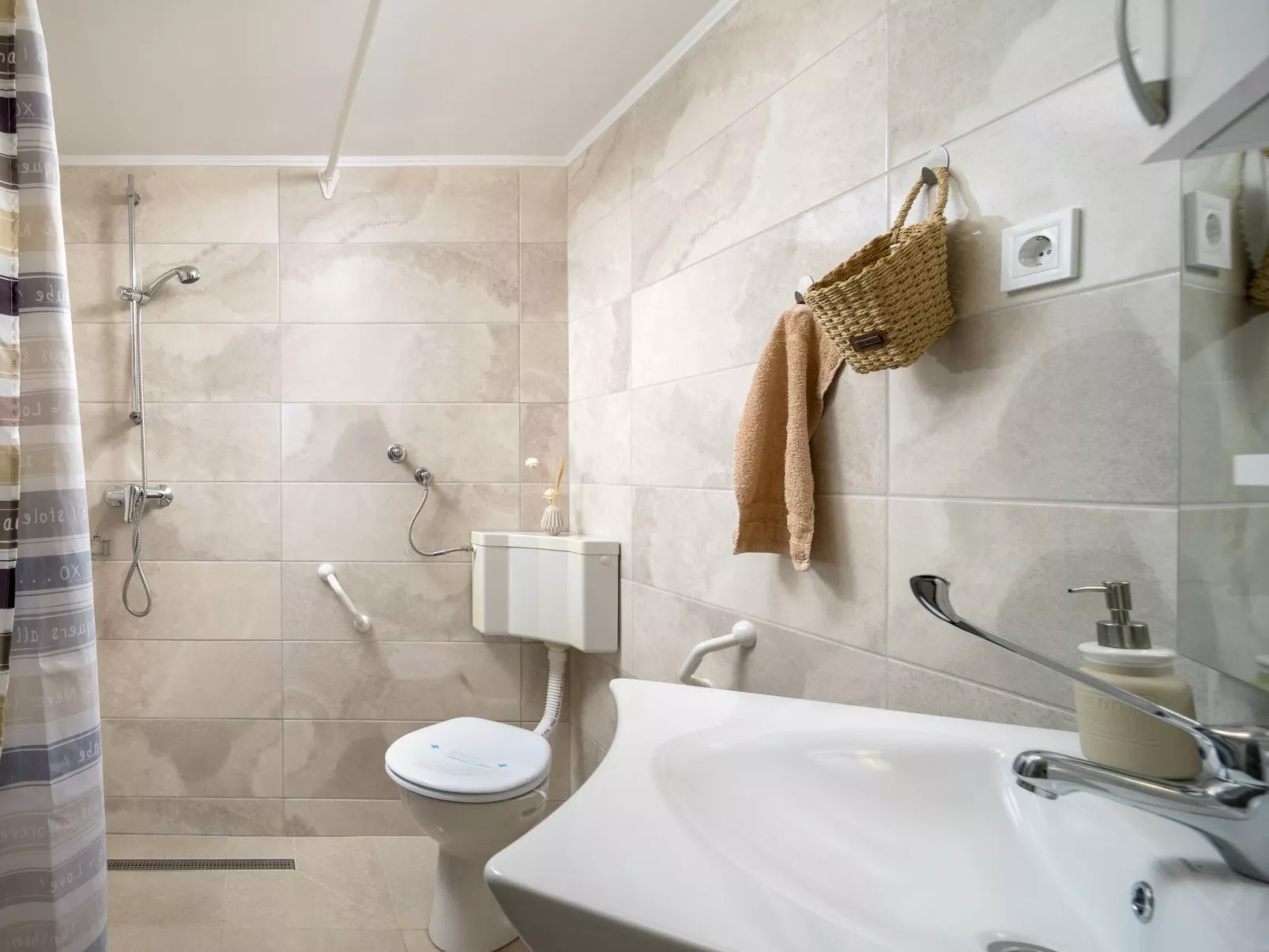 Villa Rustica mit traditionellem und rustikalem Touch-Inside