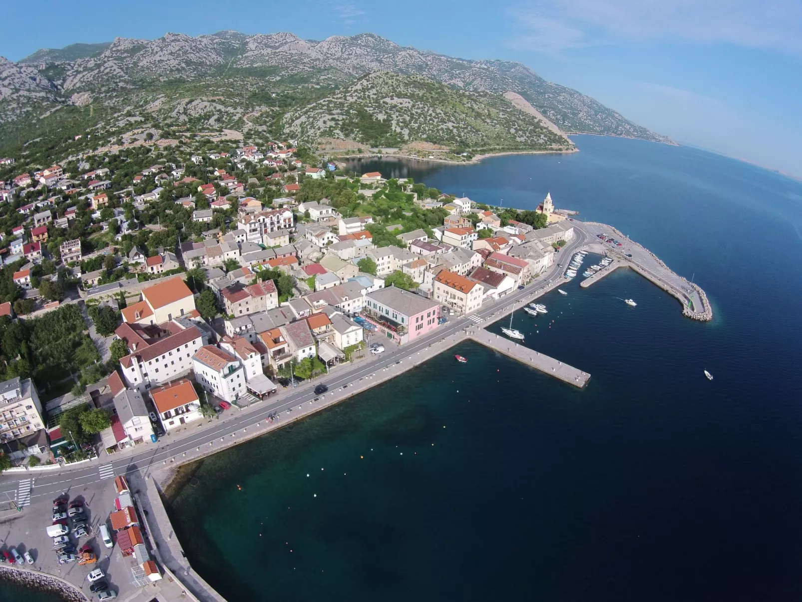 Mit zwei Terrassen für sechs Personen-Dehors