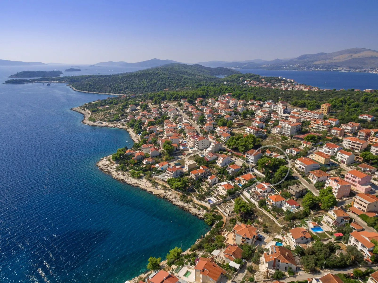 "Barbara" mit Blick auf das Wasser - Draußen