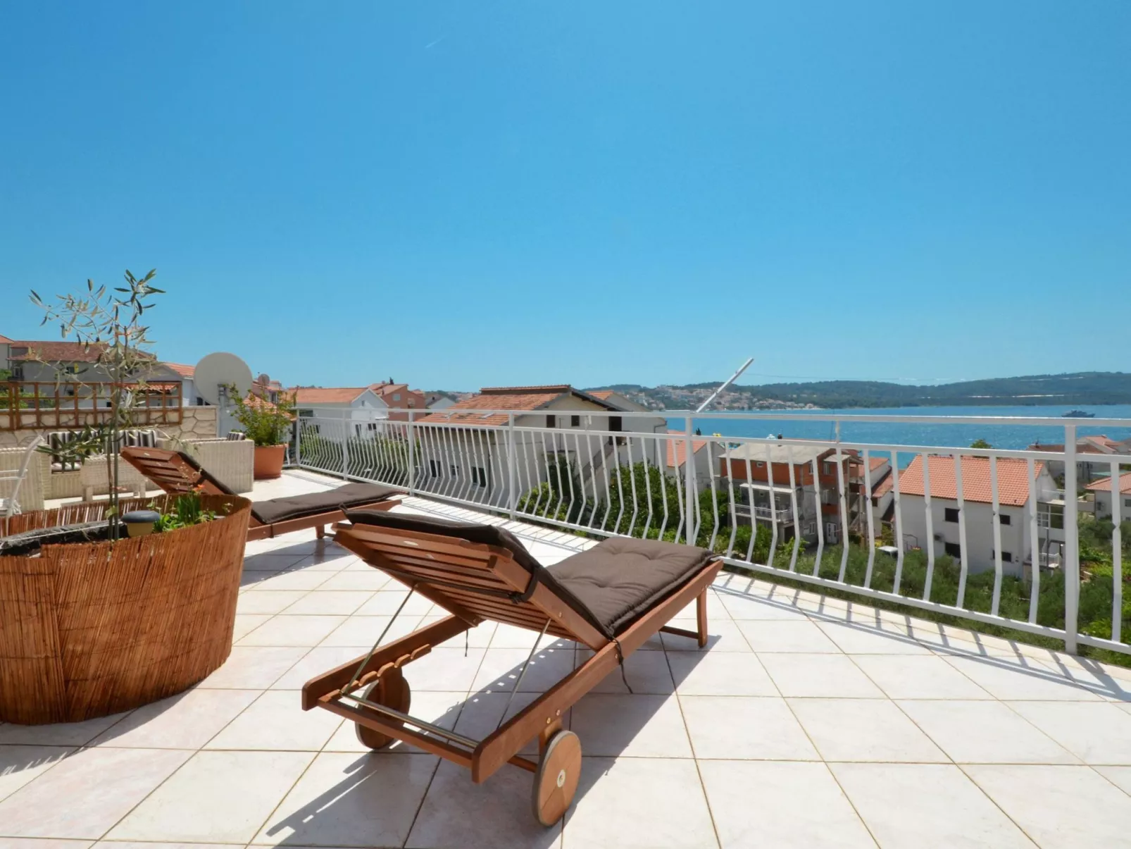 Wohnung "Decor" mit Blick auf das Wasser-Draußen