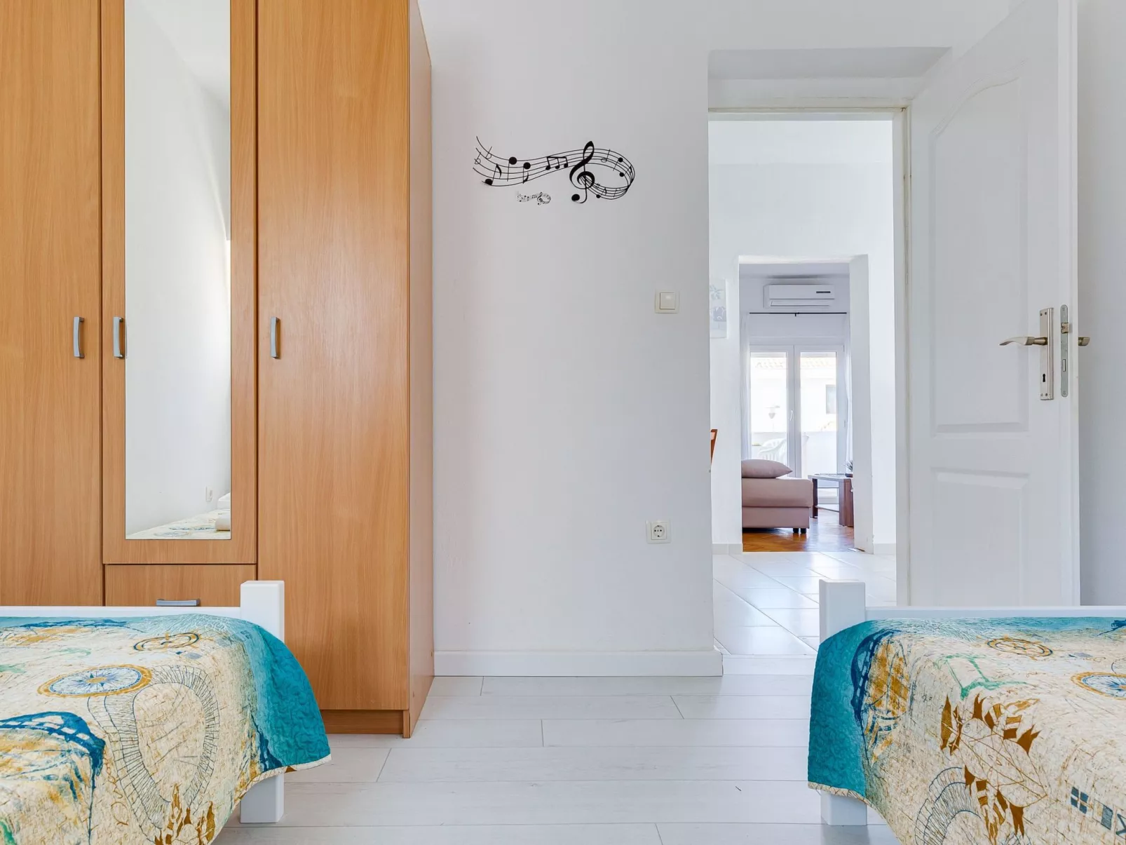 "Lenko 1" mit Blick auf das Wasser-Dedans