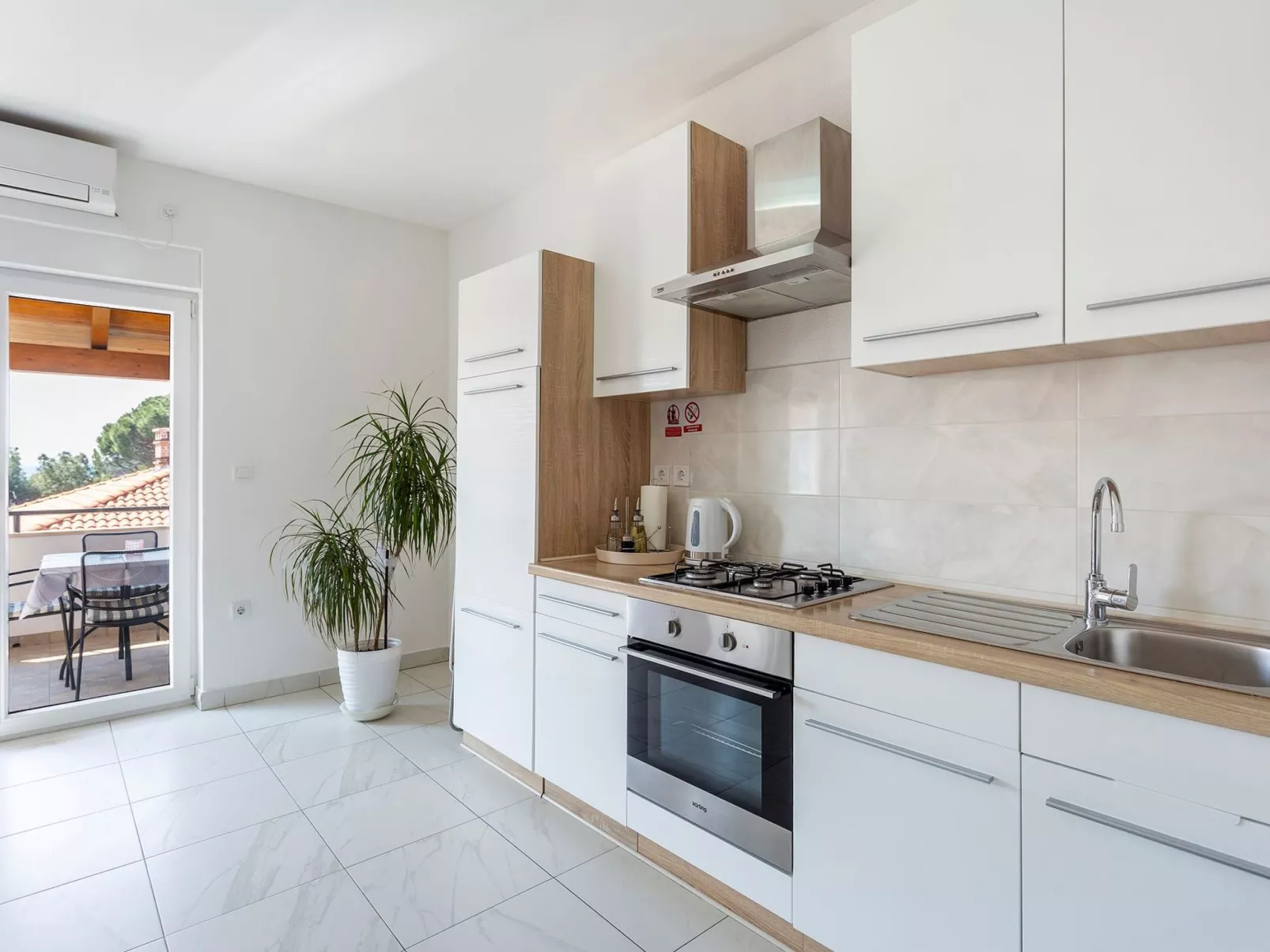 In Pula und Nah am Strand-Drinnen