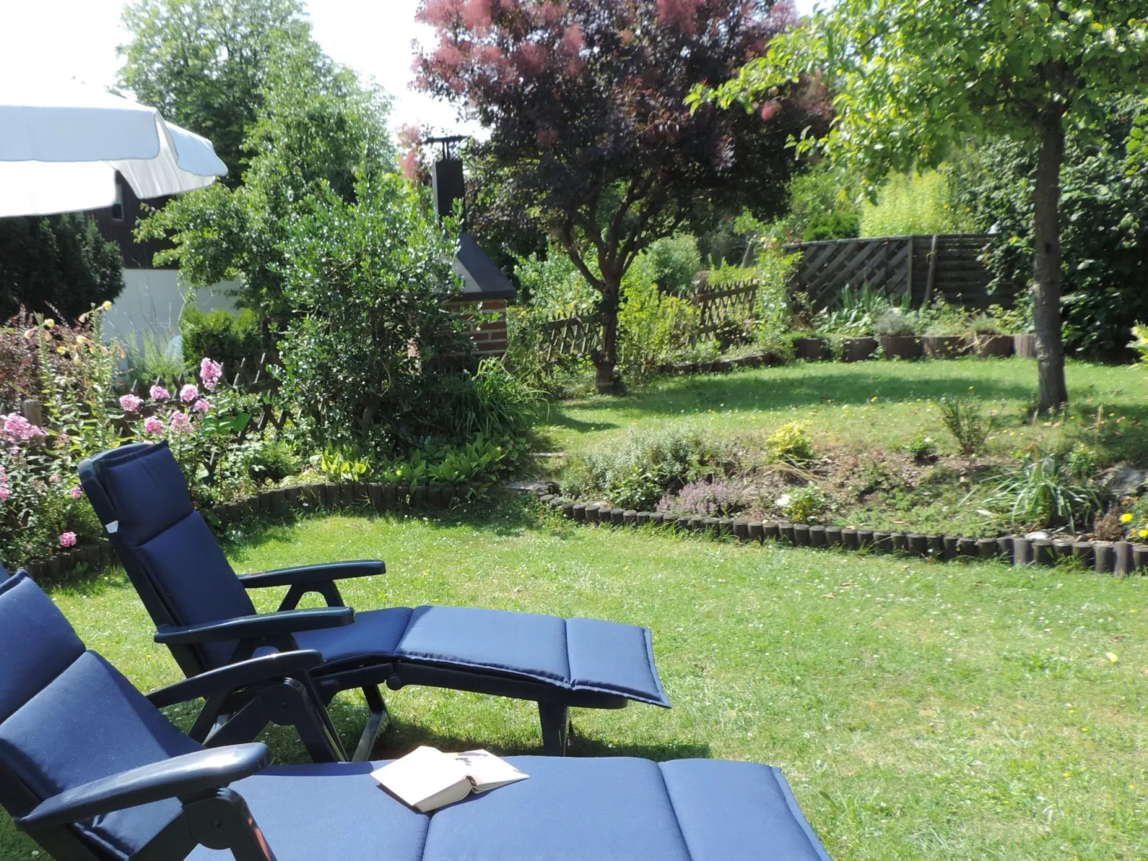 Mit Liebe ausgestattetes Haus im Naturpark-Draußen