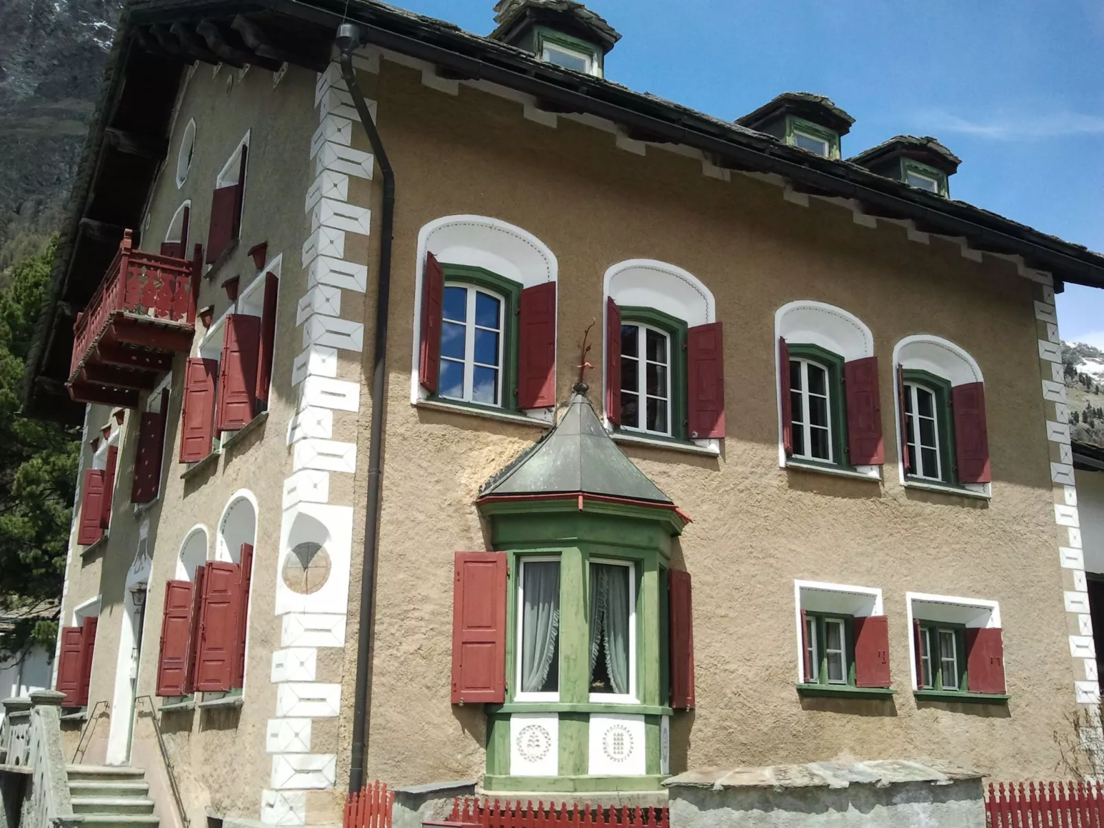 Chesa Lagrev-Schucan-Draußen