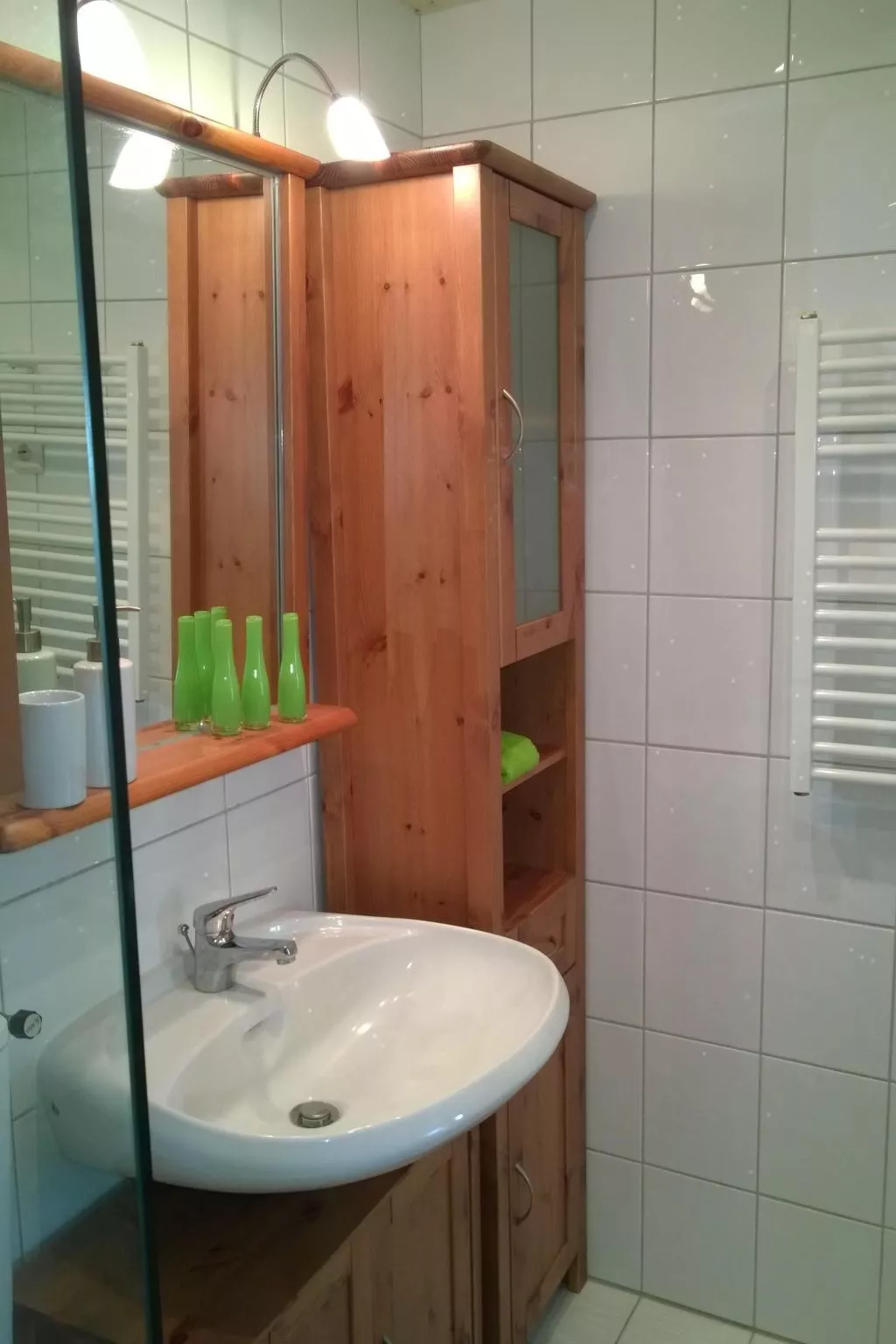 Gemütliches Vier-Personen-Bungalow mit Überdachung-Dedans