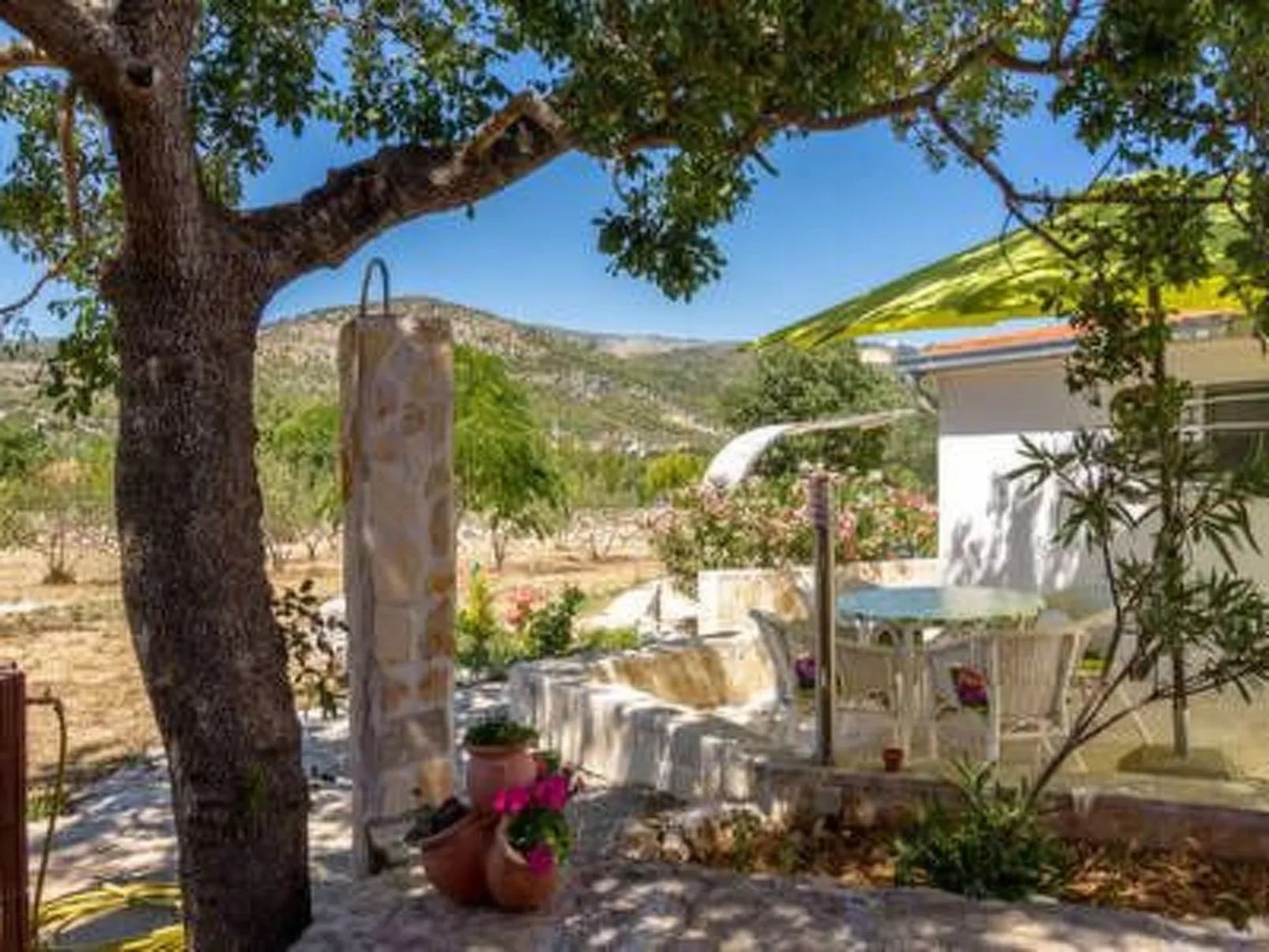 Hütte mit Garten, Grill und Terrasse-Inside