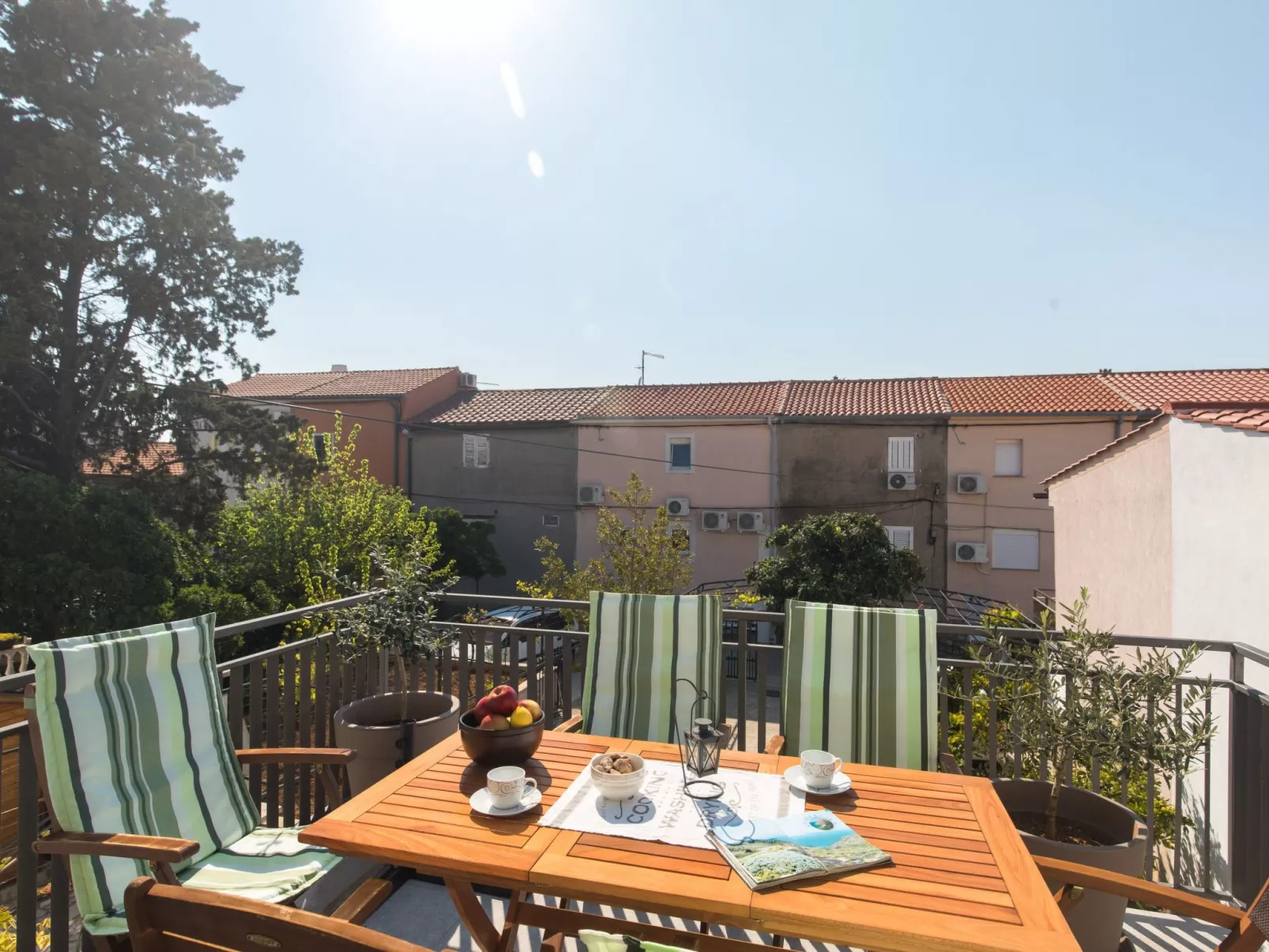 Mit Garten, Grill und Terrasse-Outside
