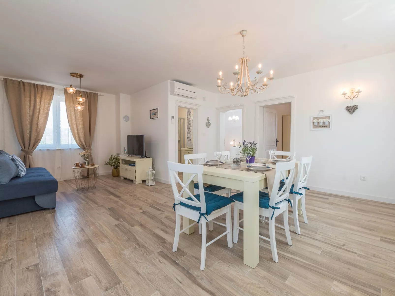 "Ivana" mit Blick auf das Wasser-Drinnen