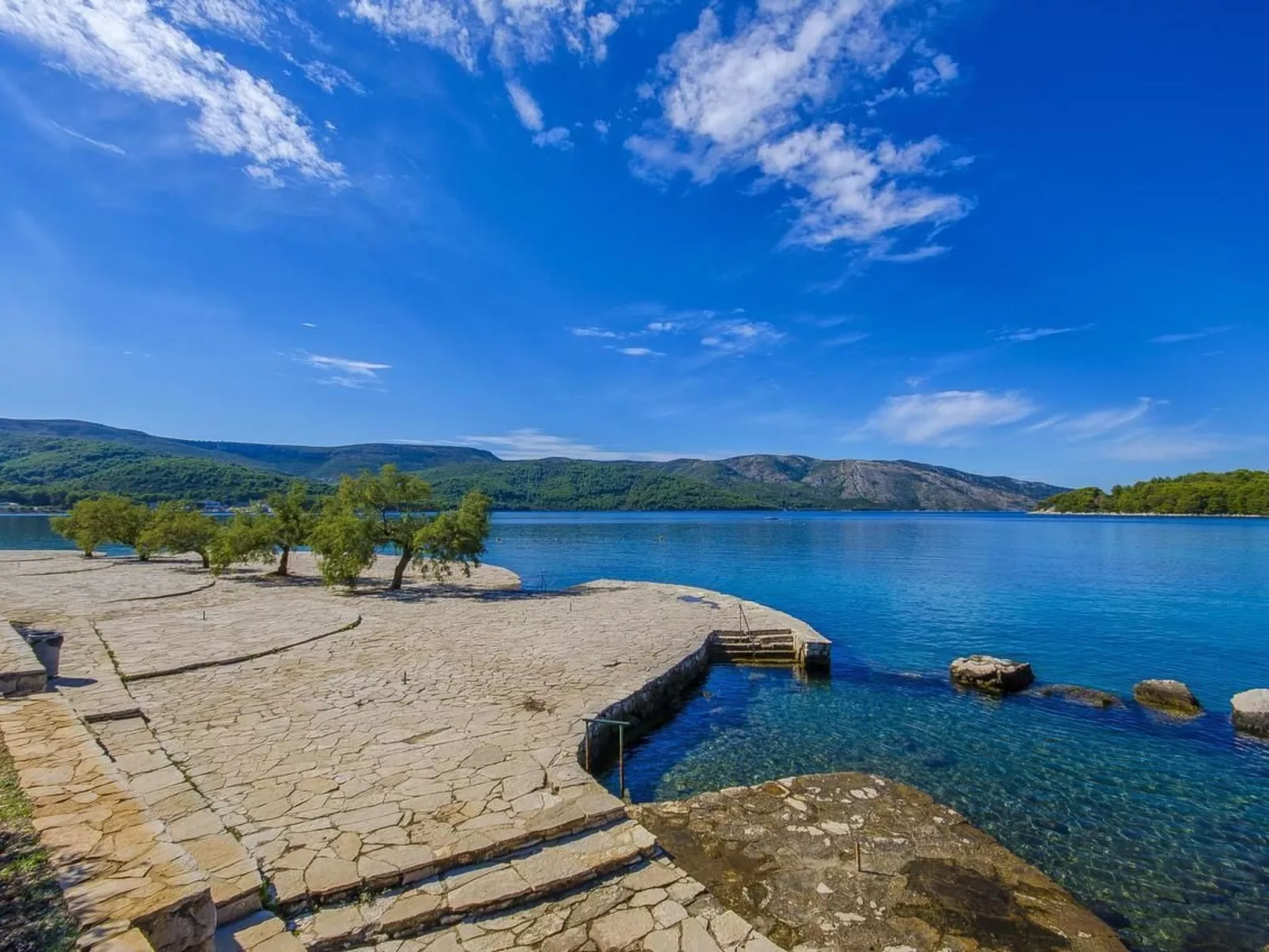 Tihana mit mediterranem Garten-Outside