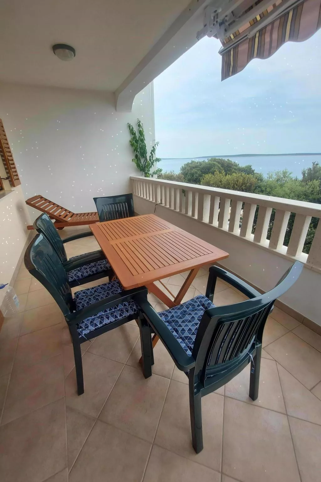 "Mia" mit Blick auf das Wasser-Draußen