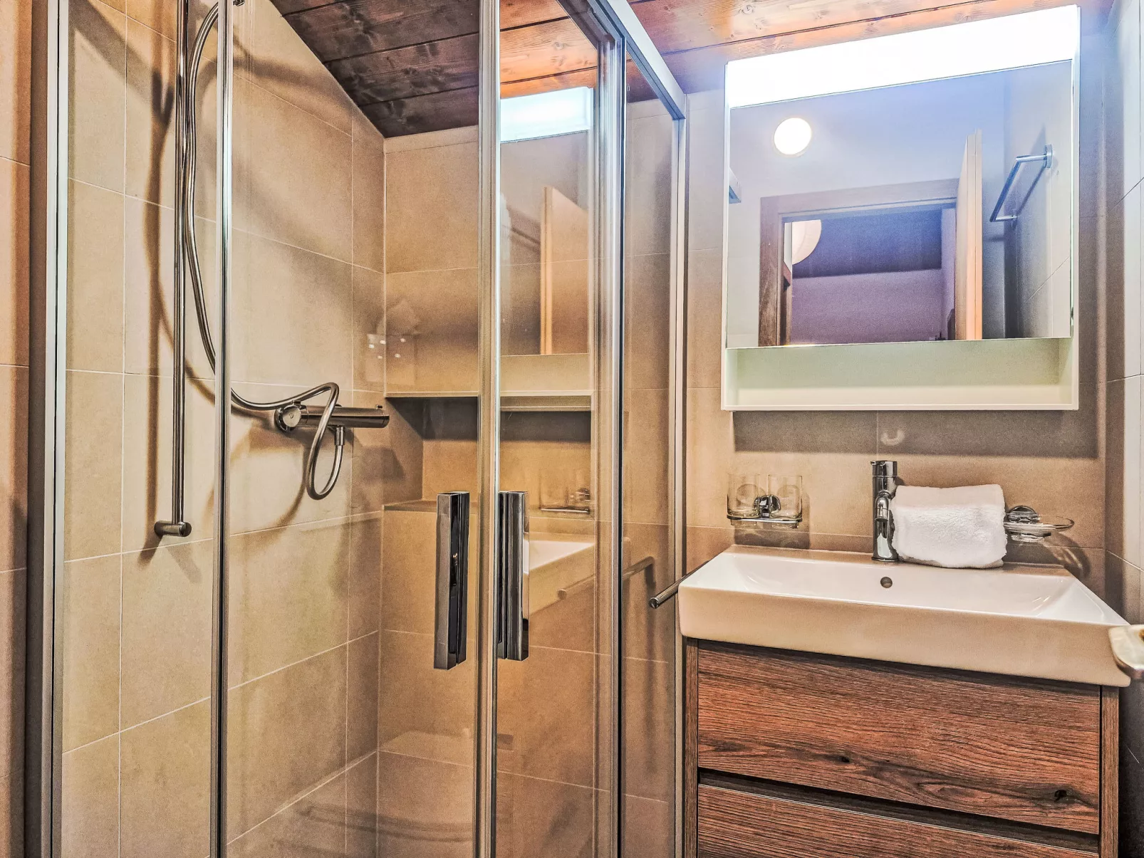 Les Genets 167D-Inside