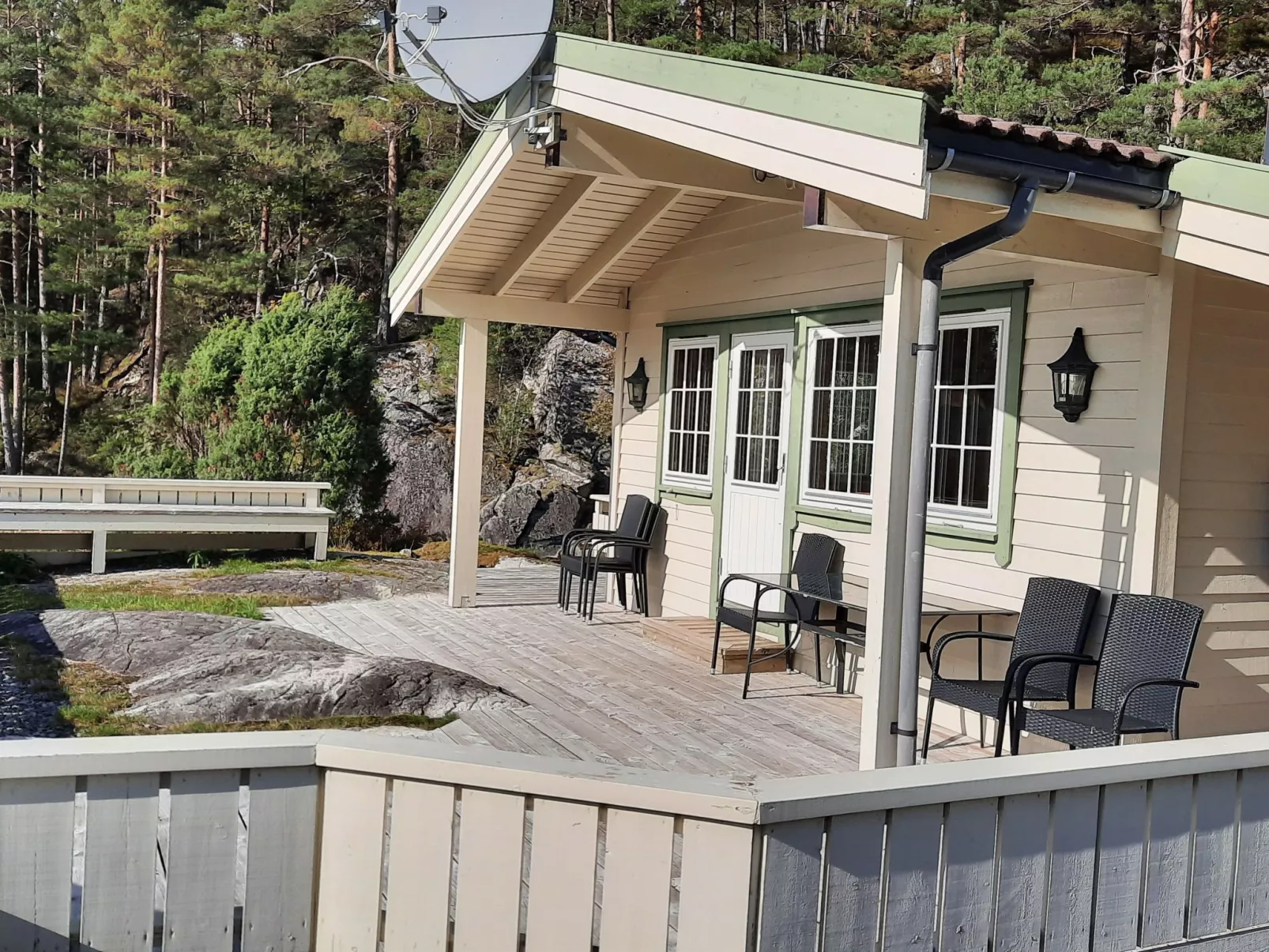 Häuschen mit Blick auf das Wasser-Dehors