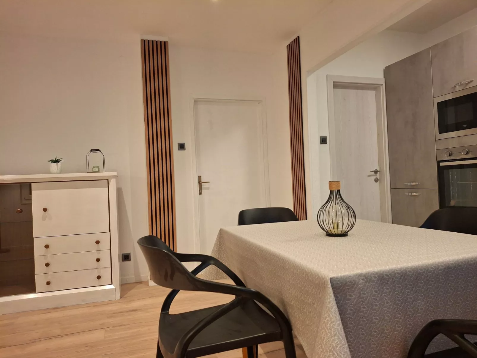 Mit Blick auf das Wasser-Drinnen