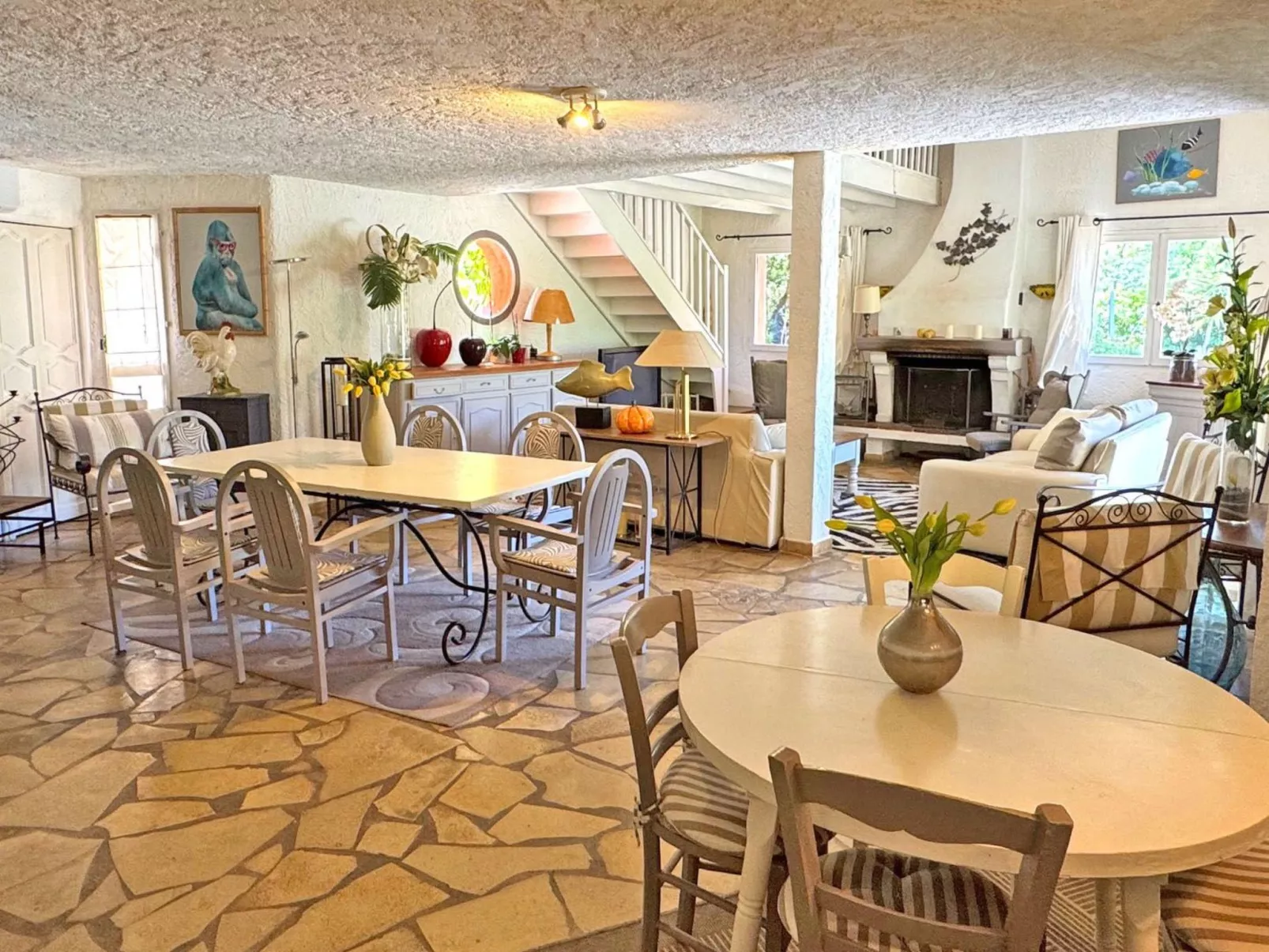 Schöne Villa mit innovativer Architektur in einem grünen Nest im Herzen des Mas-Drinnen