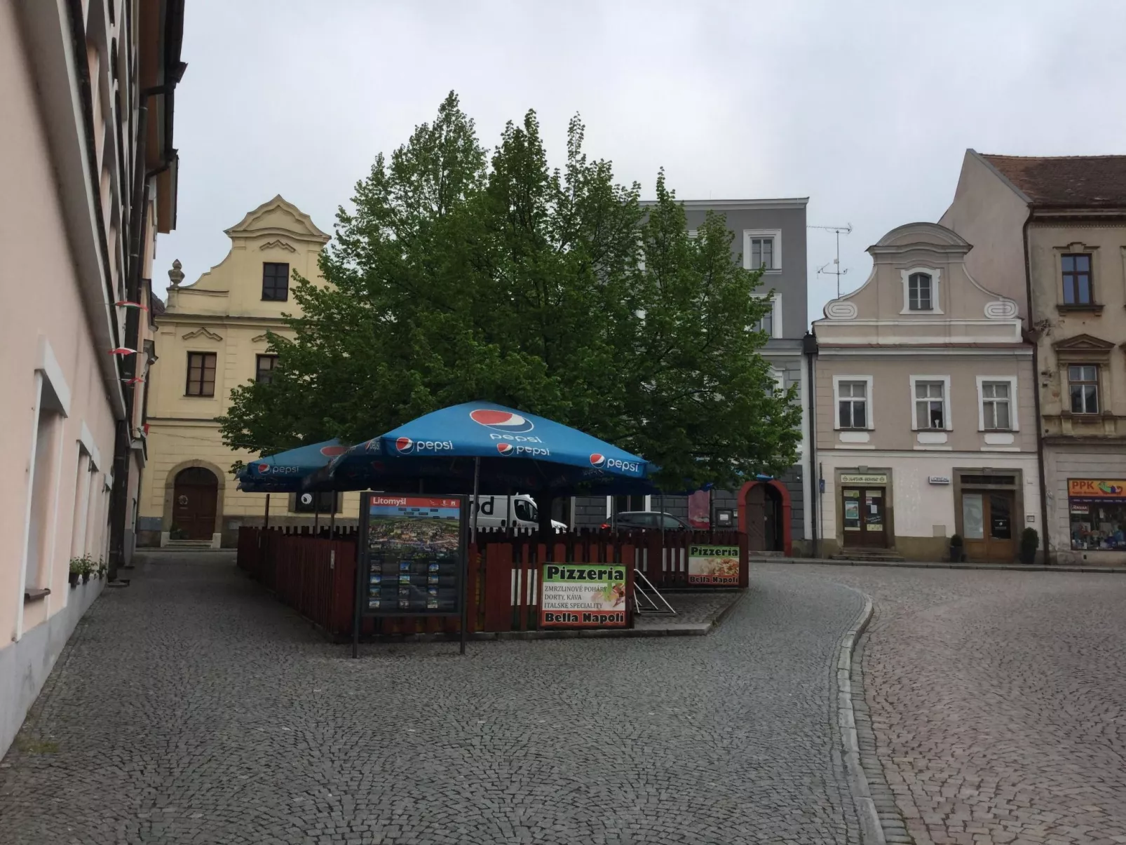 Wohnung auf einem eingezäunten Grundstück-Draußen