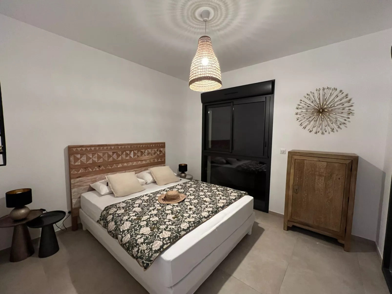 ISULA-RED_BEAUTIFUL_VIEW.-Drinnen