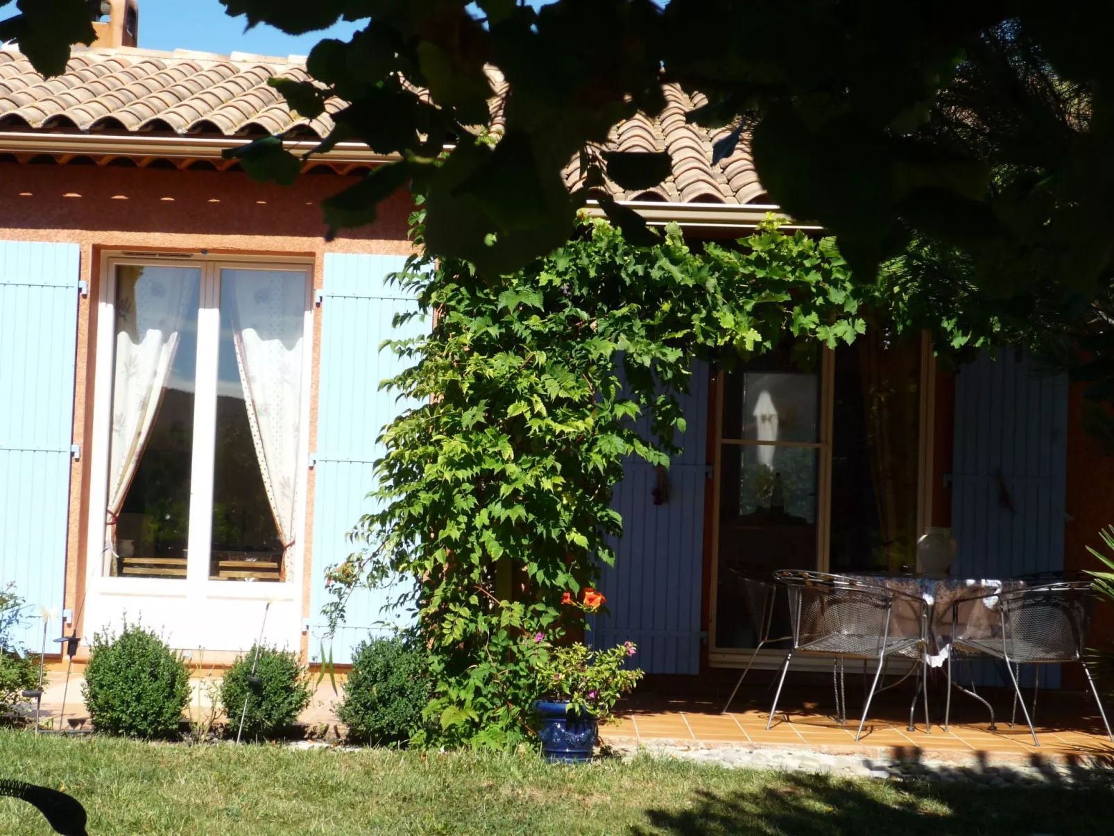 Komfortables Ferienhaus mit Gemeinschaftspool-Draußen