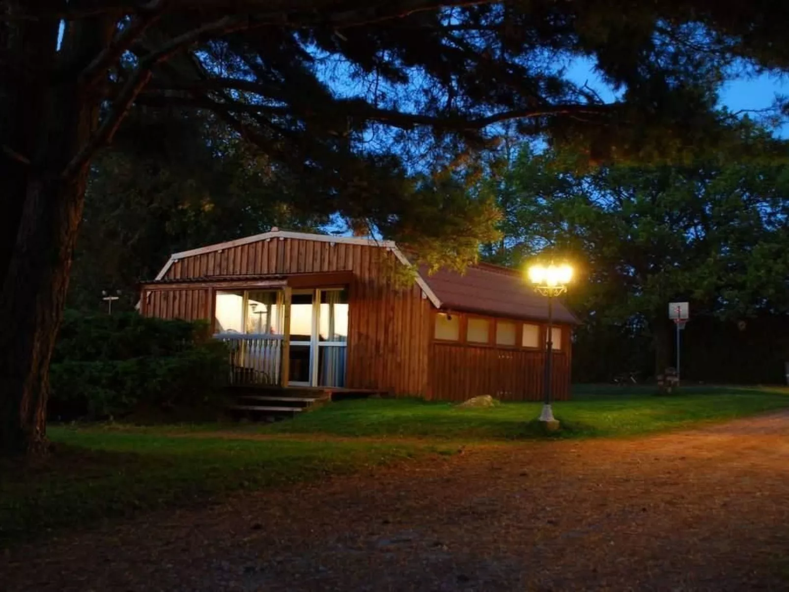 Charmantes Ferienhaus mit gemeinsamem Grill-Draußen